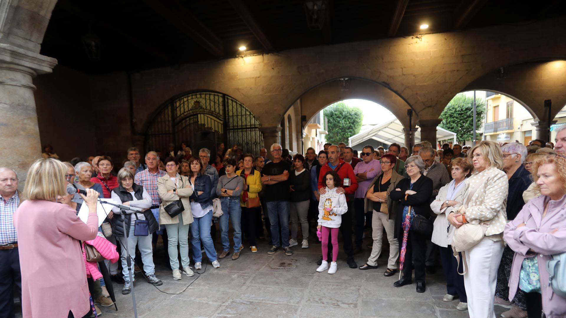 Fotos de la concentración en protesta por la falta de médicos en la zona de Sangüesa./