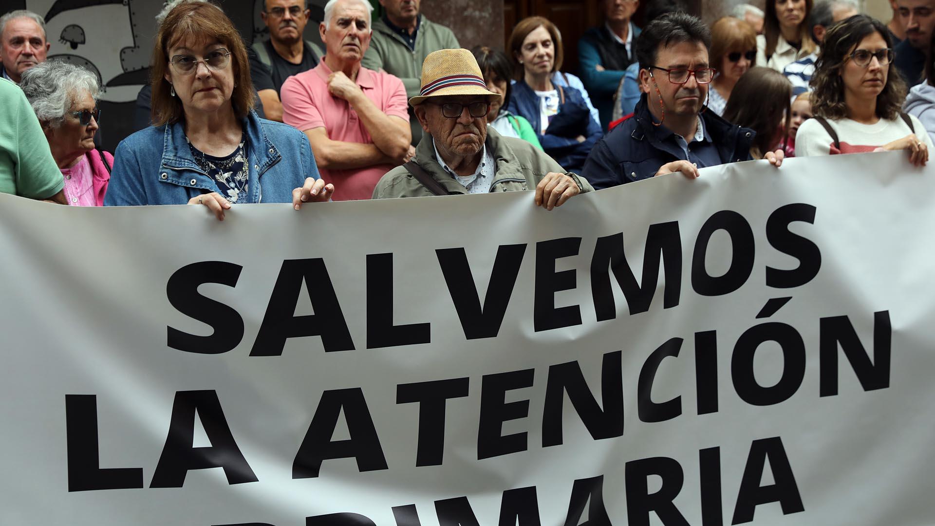Fotos de la concentración en protesta por la falta de médicos en la zona de Sangüesa./