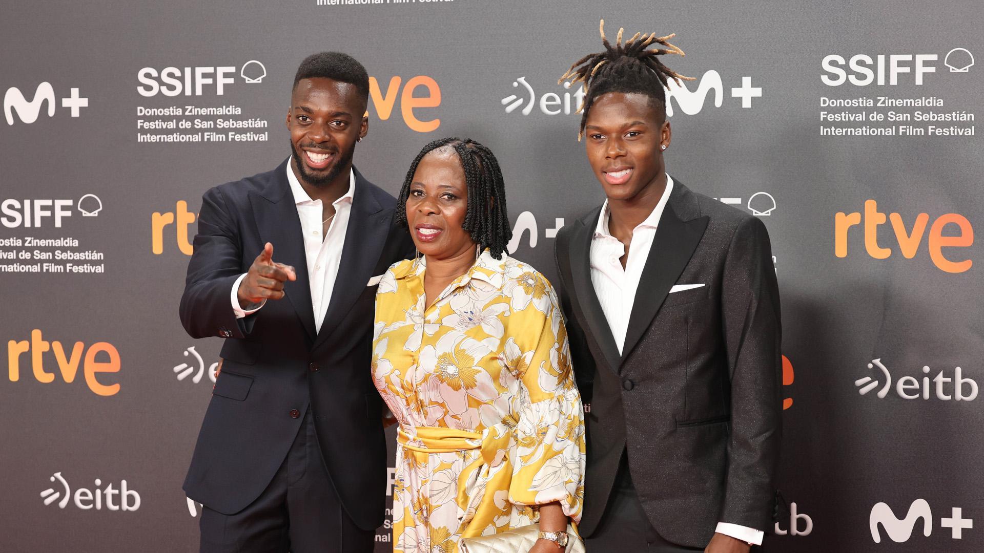 Iñaki Williams, María Arthuer y Nico Williams, en el photocall de la inauguración de la 72 Edición del Festival de Cine de San Sebastián