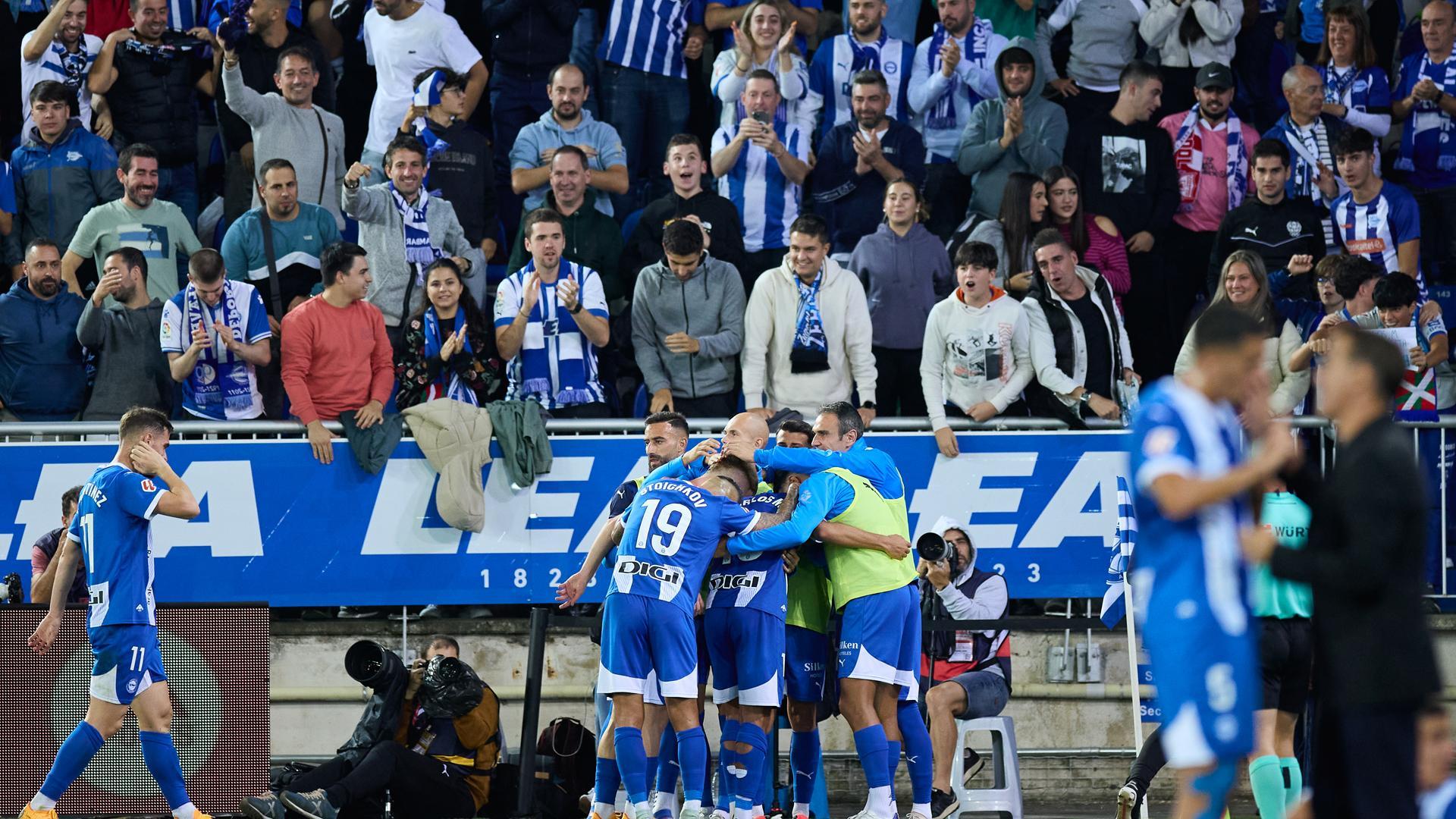 Carlos Martín celebra su gol con el Alavés