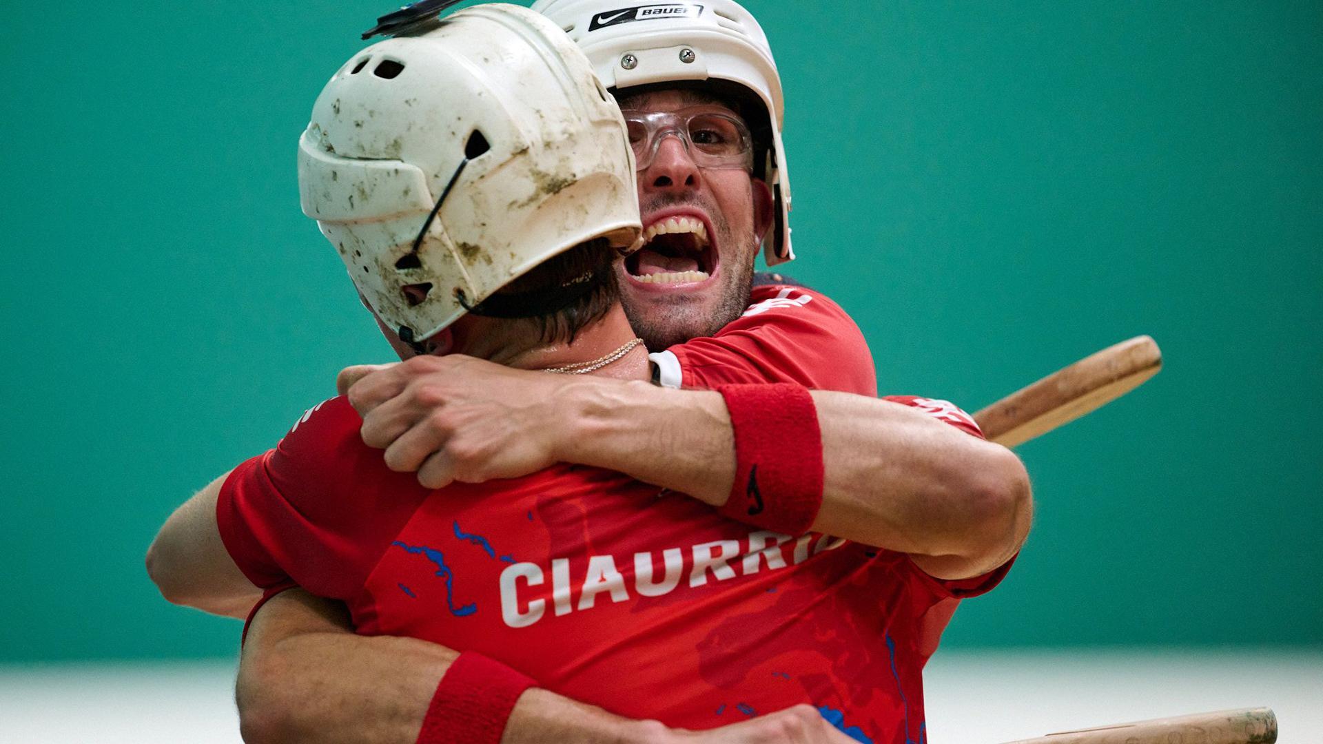Dani Berrogui e Isaak Ciaurriz se funden en un abrazo tras ganar la final de paleta cuero ayer en el Labrit