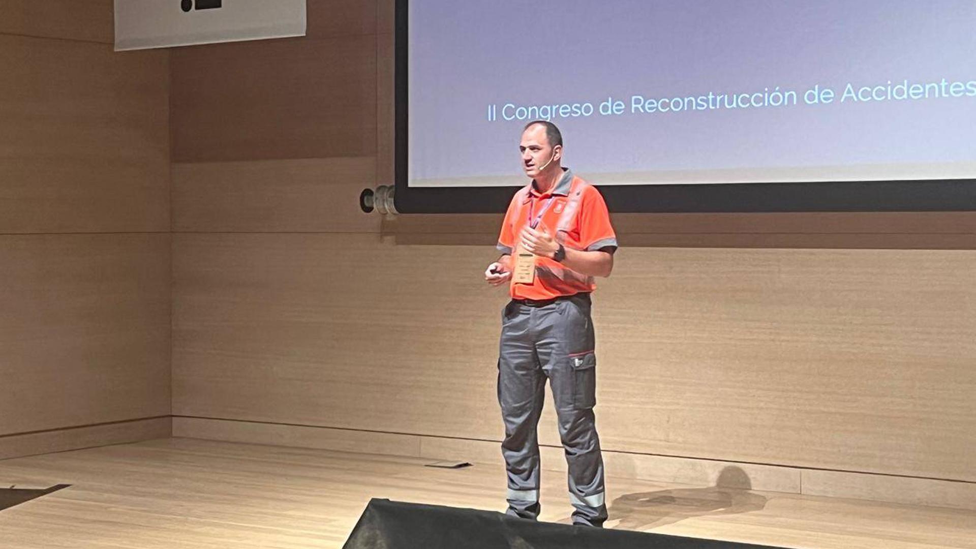 El agente Pablo Esquisabel, en un momento de la charla