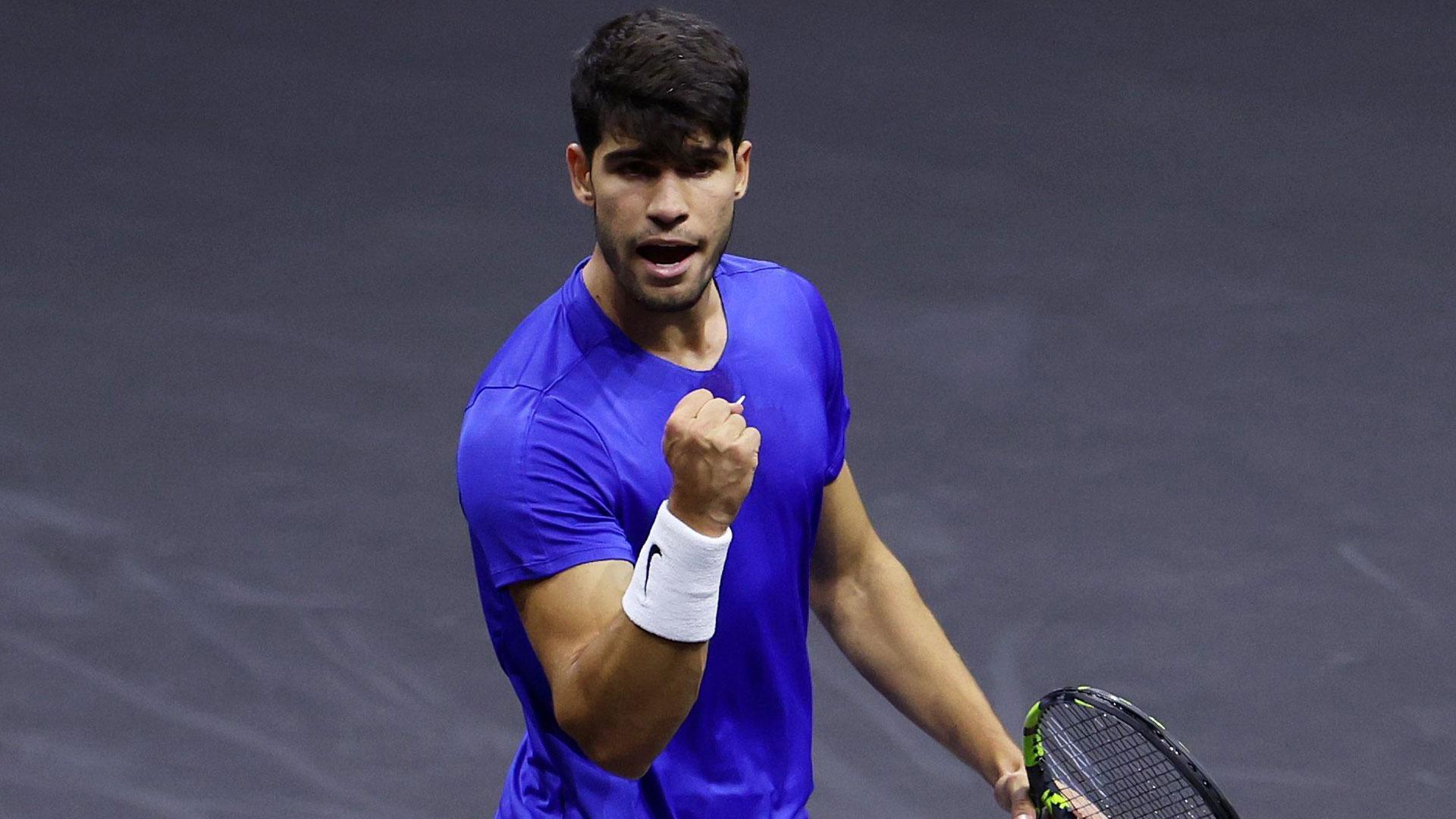 Carlos Alcaraz celebra uno de sus tantos ante Ben Shelton en la Copa Laver