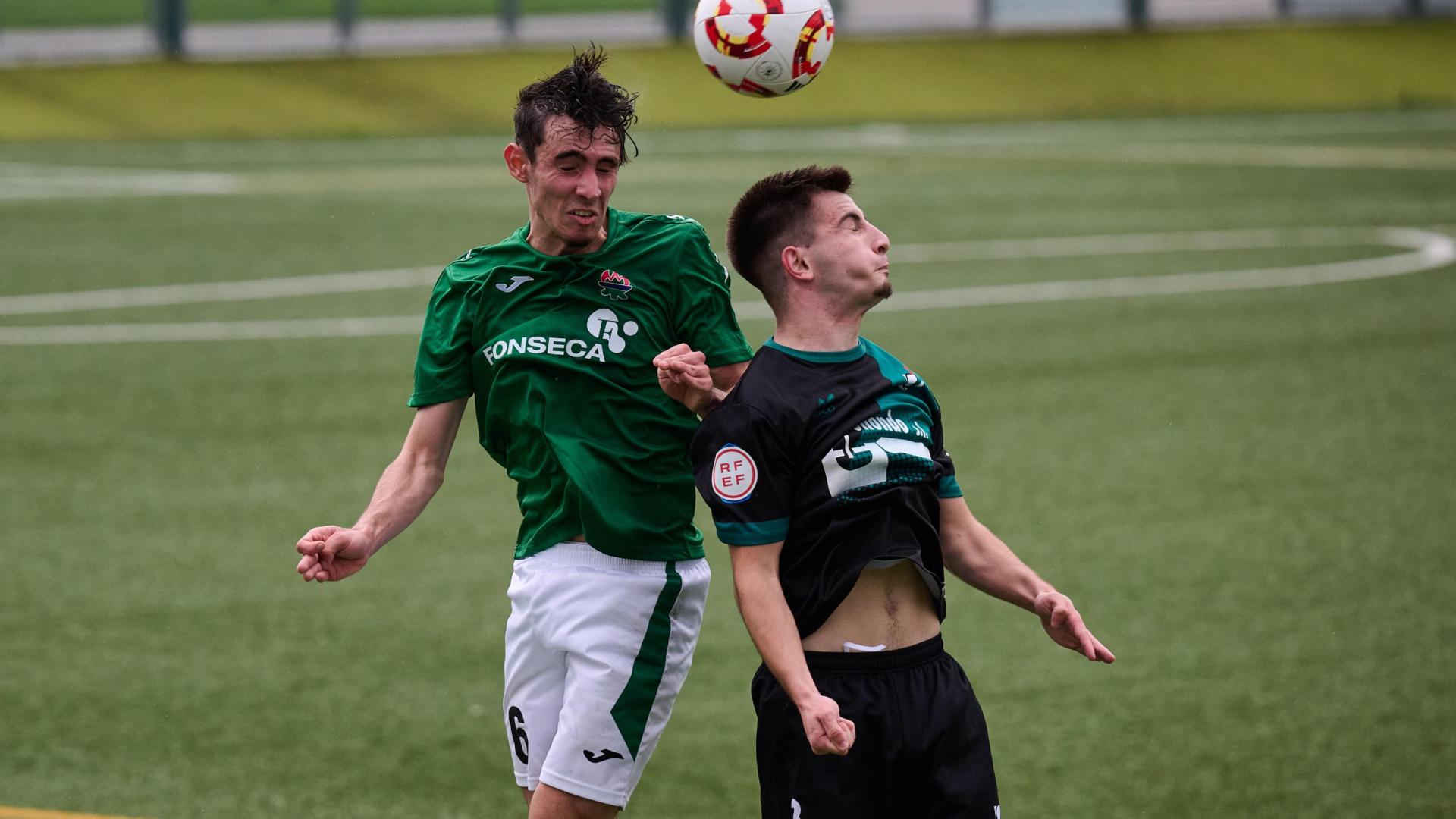 Lander Mañeru, futbolista del San Juan, y Hodei Urriza, del Pamplona, pugnan por un duelo aéreo
