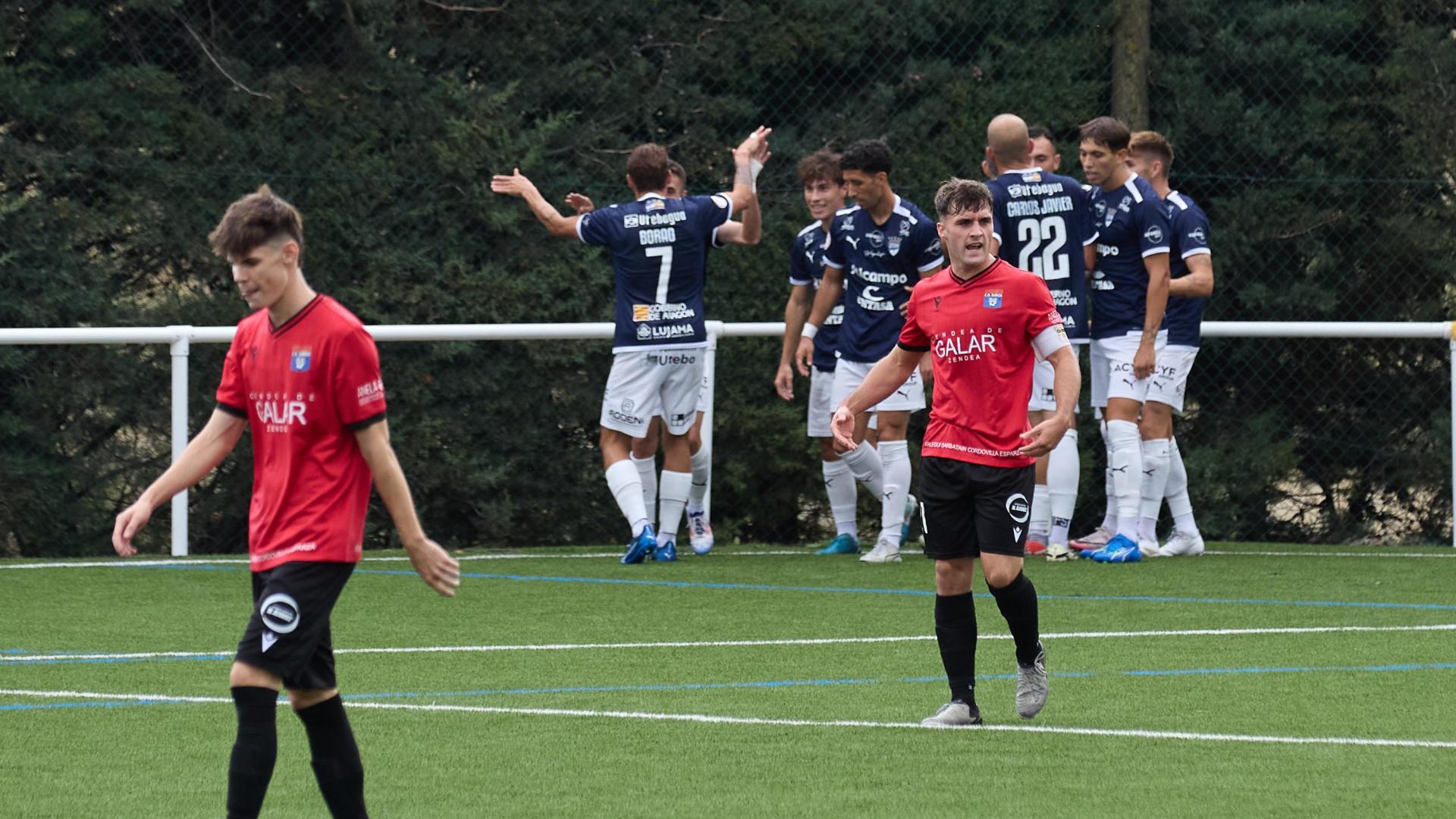 Pablo Aguinaga, capitán del Subiza, anima a sus compañeros tras encajar el primer gol ante el Utebo