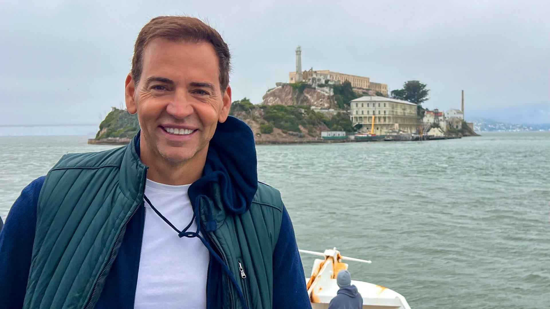 El campeón del mundo de natación David Meca posa frente a la isla de Alcatraz, donde el próximo lunes volverá a zambullirse en las gélidas aguas del Pacífico para repetir a nado la 'fuga de Alcatraz'