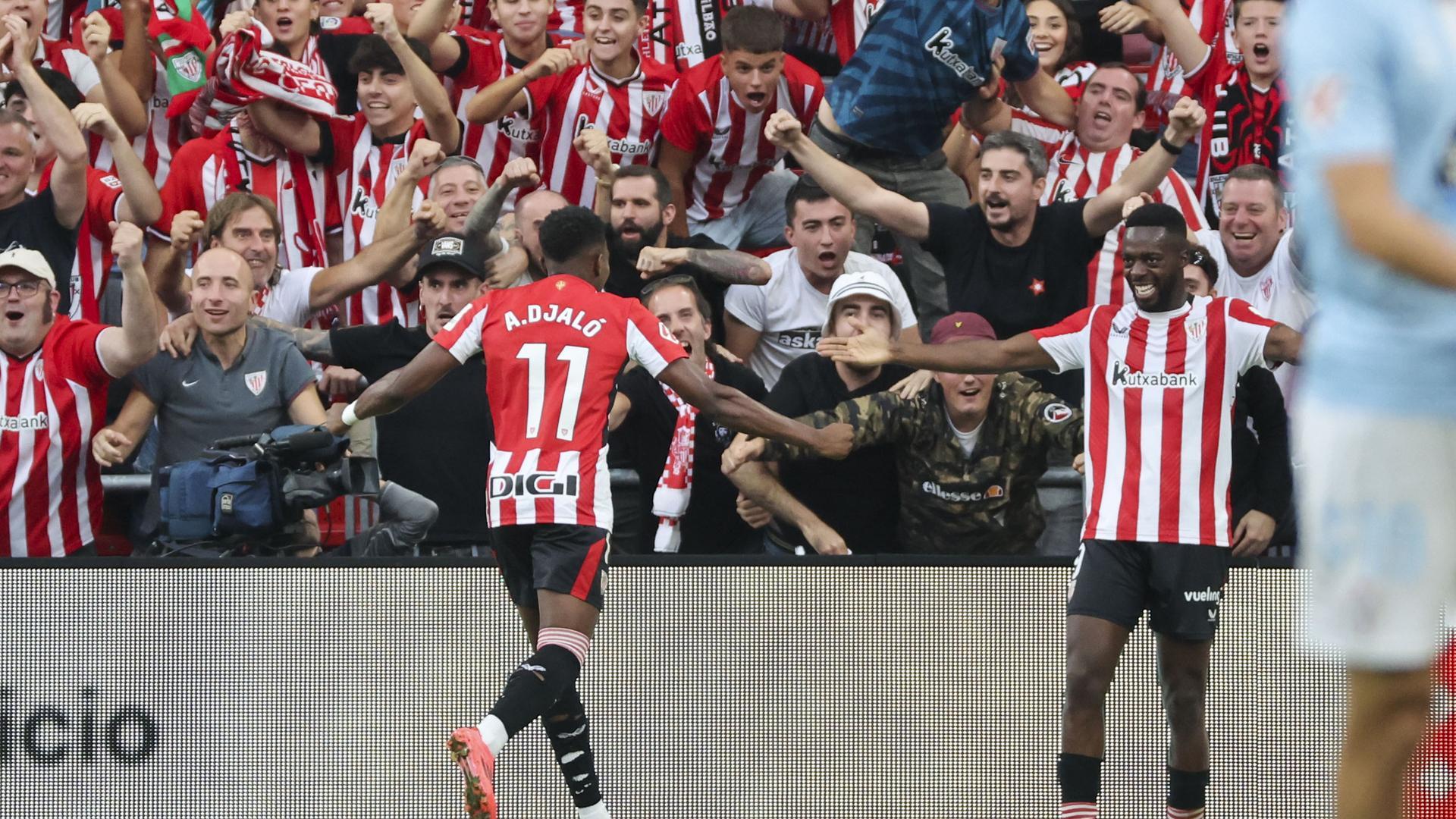 El delantero del Athletic Club Álvaro Djaló (i) celebra con su compañero Adama Boiro (d) después de marcar el tercer gol