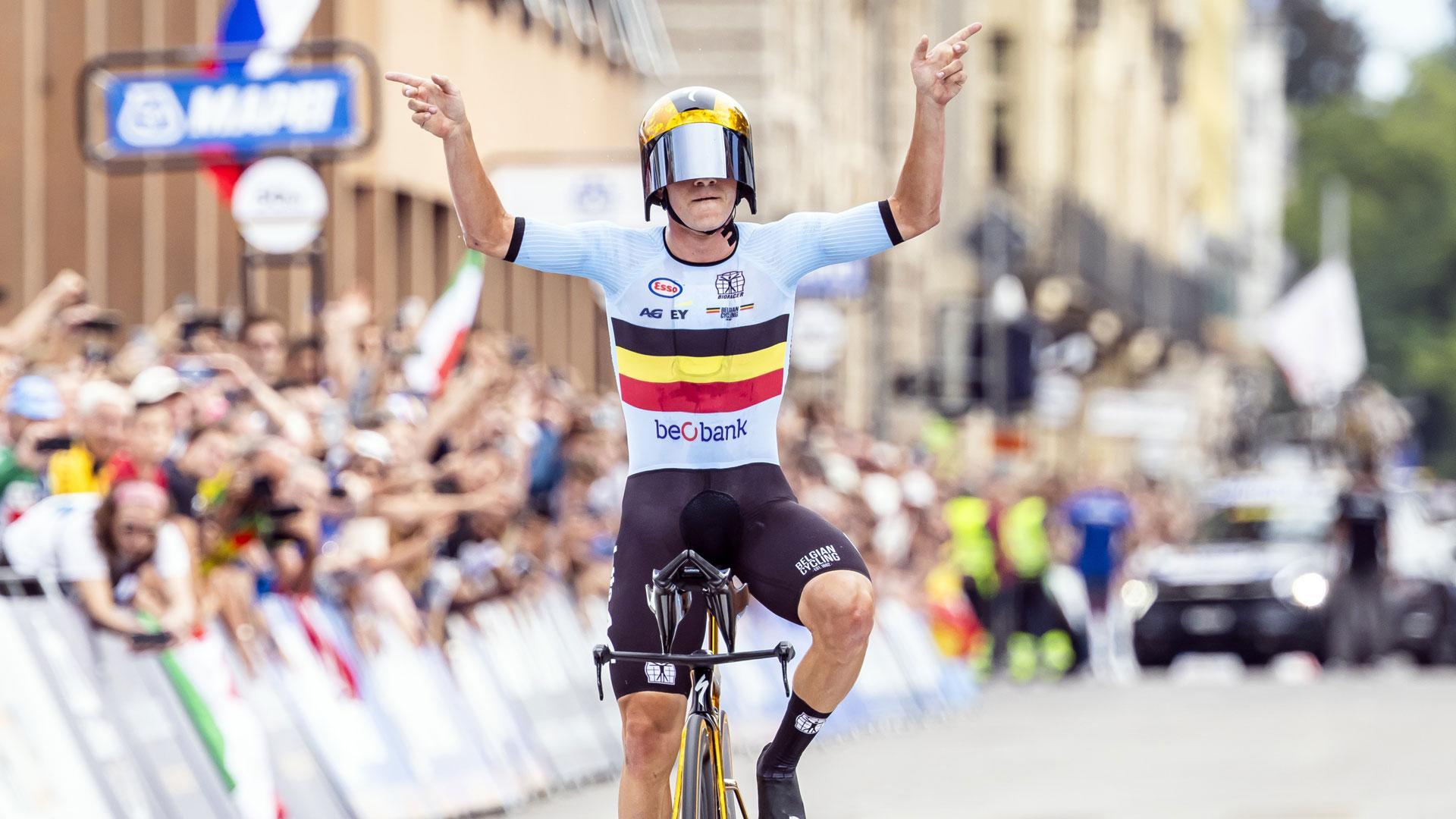 El ciclista belga medalla de oro Remco Evenepoel, a su llegada para ganar la contrarreloj individual élite masculina en el Campeonato Mundial de Ciclismo