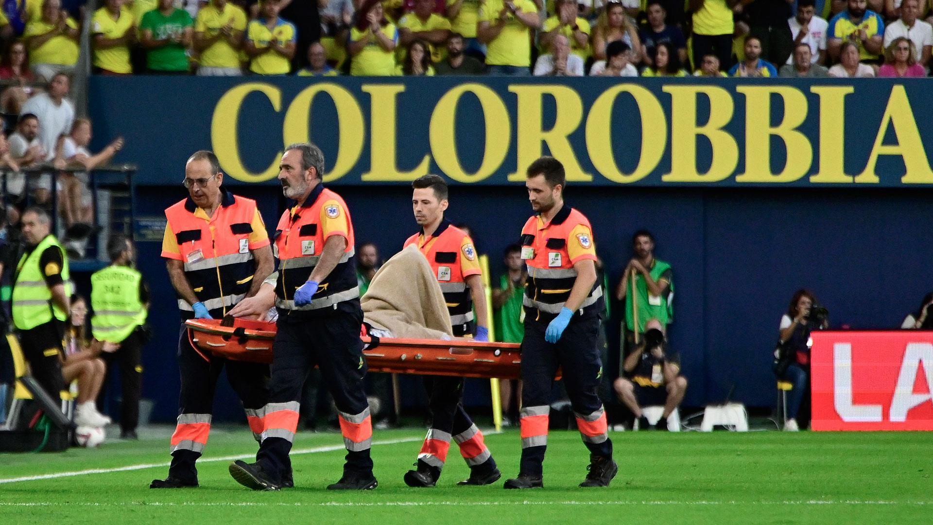 El guardameta alemán del FC Barcelona, Marc-André ter Stegen, es retirado en camilla tras caer lesionado en el partido contra el Villarreal