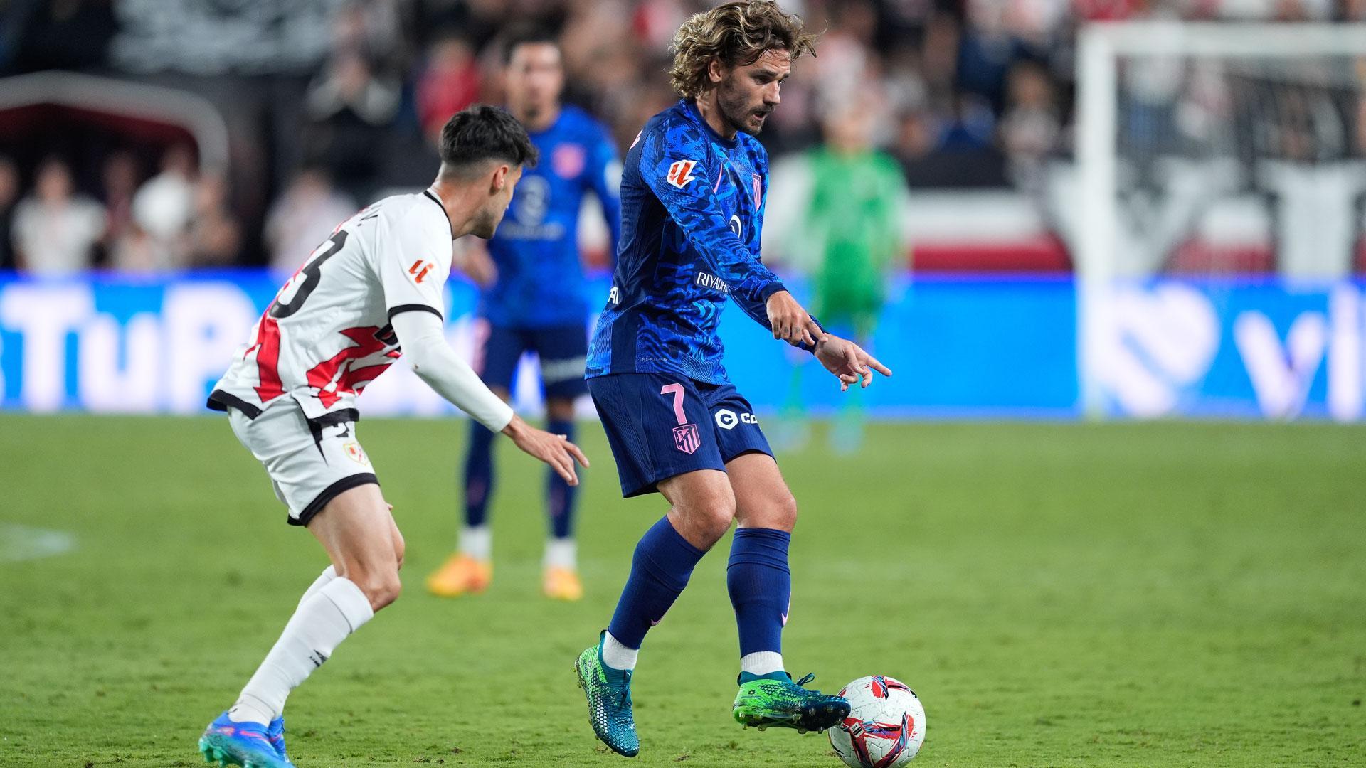 Griezmann conduce el balón en una jugada del partido Rayo Vallecano-Atlético de Madrid