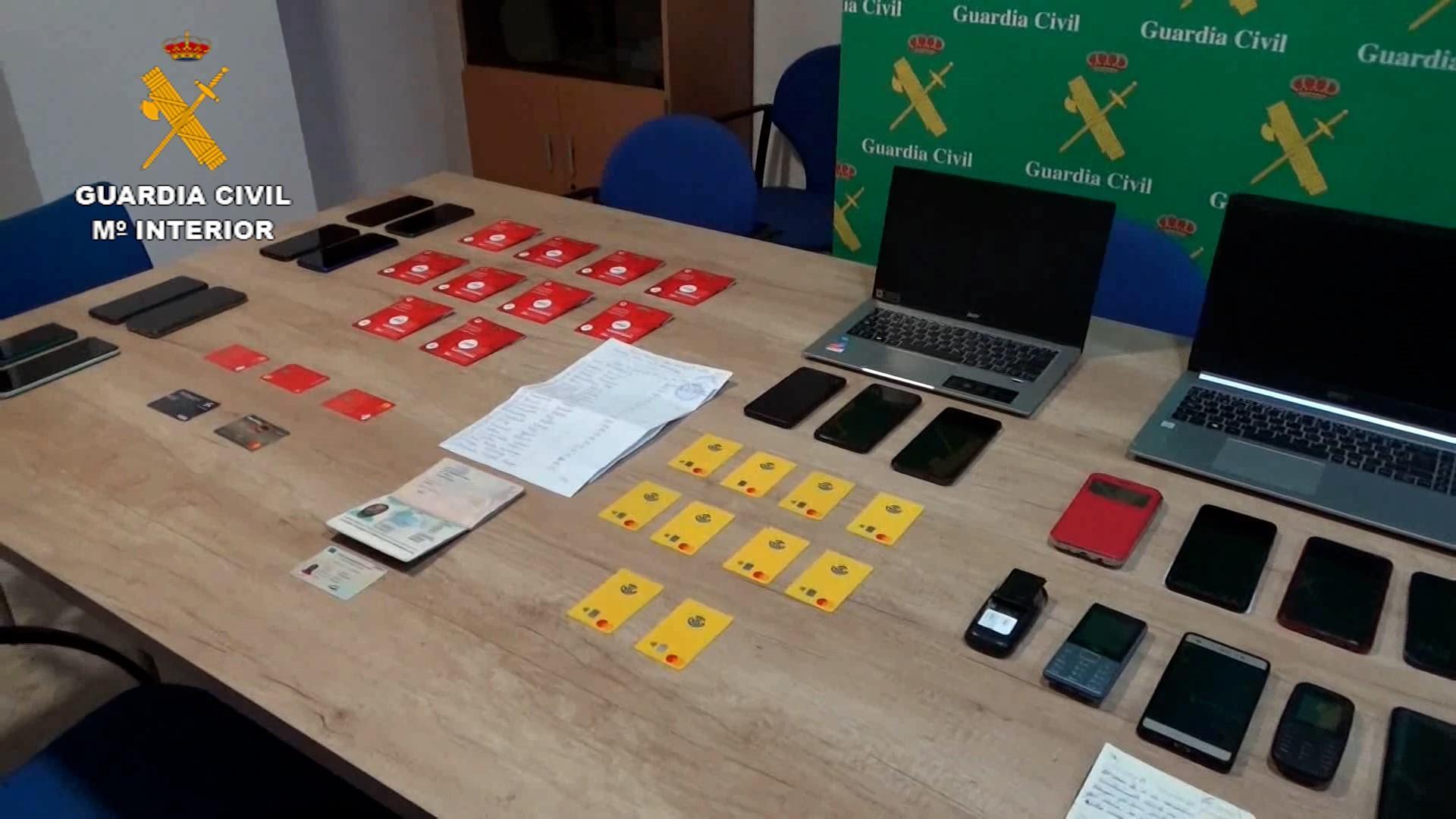 La Guardia Civil ha descubierto que los ciberdelincuentes habían creado una red de cuentas bancarias dadas de alta con documentación falsificada de personas de nacionalidades africanas