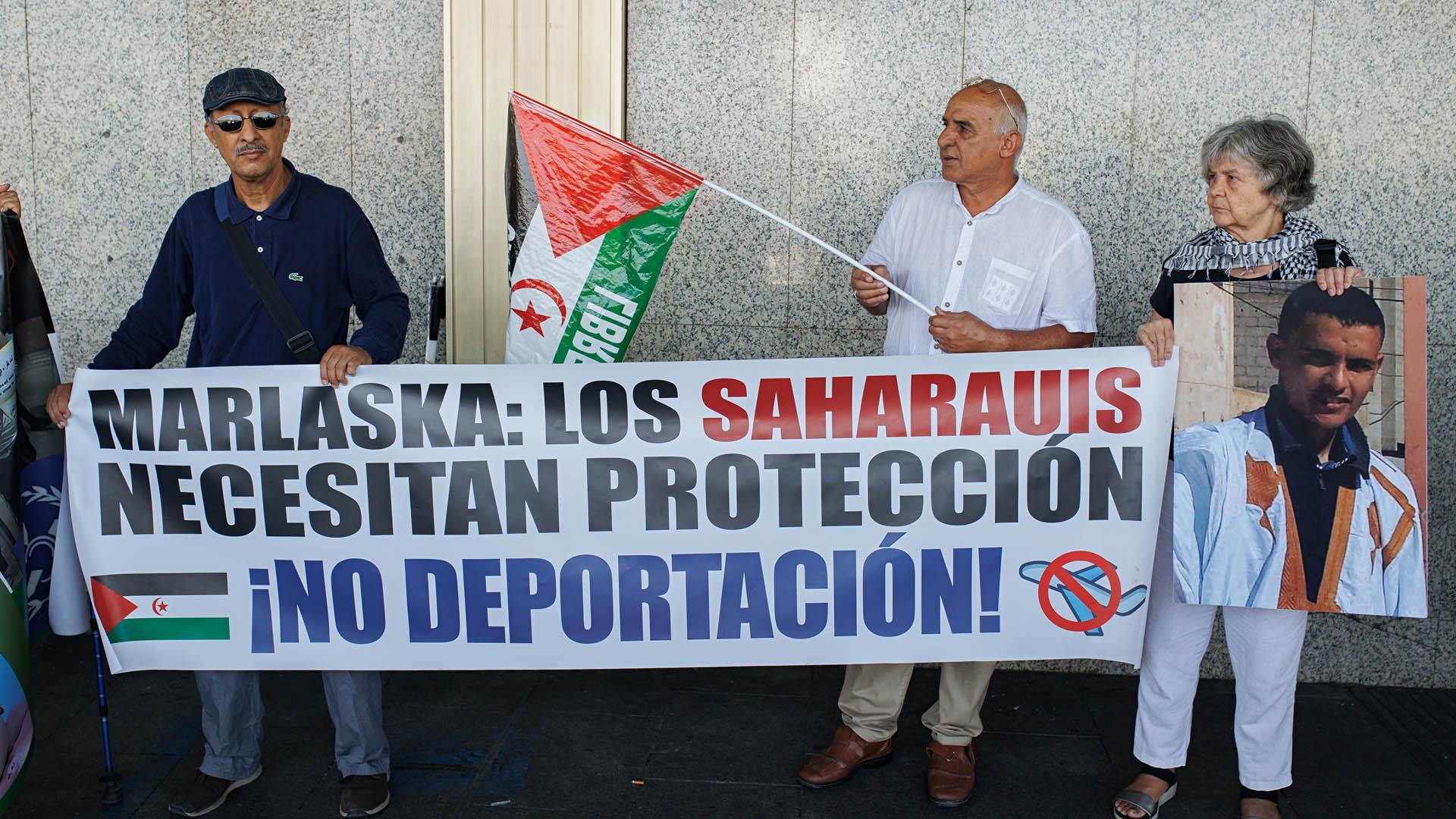 Varias personas apoyan con pancartas a los saharauis retenidos, en la Terminal T-1 del Aeropuerto Adolfo Suárez-Madrid Barajas