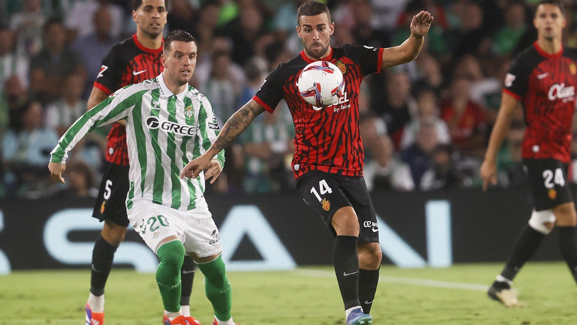 Giovani Lo Celso y Dani Rodríguez, goleadores del encuentro hasta el tanto final de Valery, pelean por el cuero durante el partido