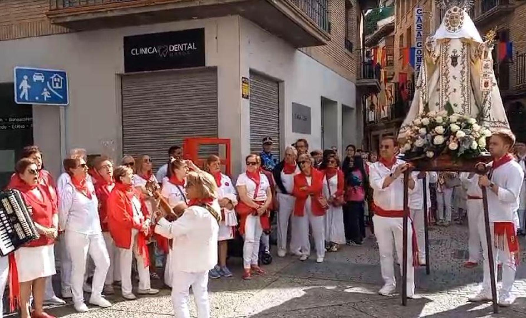 Los auroros de Corella dedican una pieza a la Virgen de la Merced a la llegada de la procesión a la calle Mayor