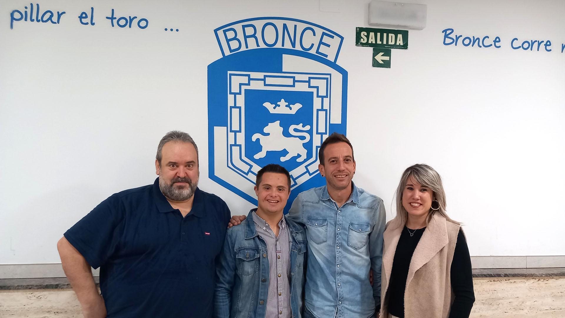 Jose Ángel Nieto, presidente de Bronce Solidario; Carlos Santana, Asociación Síndrome de Down de Navarra; Mikel Muguia, presidente de la peña Los de Bronce y Edurne Pascal, gerente de la Asociación Síndrome de Down de Navarra