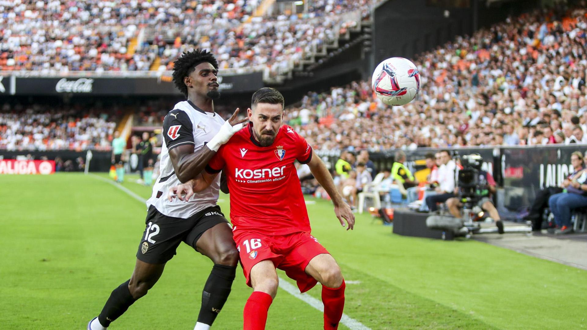 Thierry Correia y Moi Gómez, en el partido Valencia-Osasuna