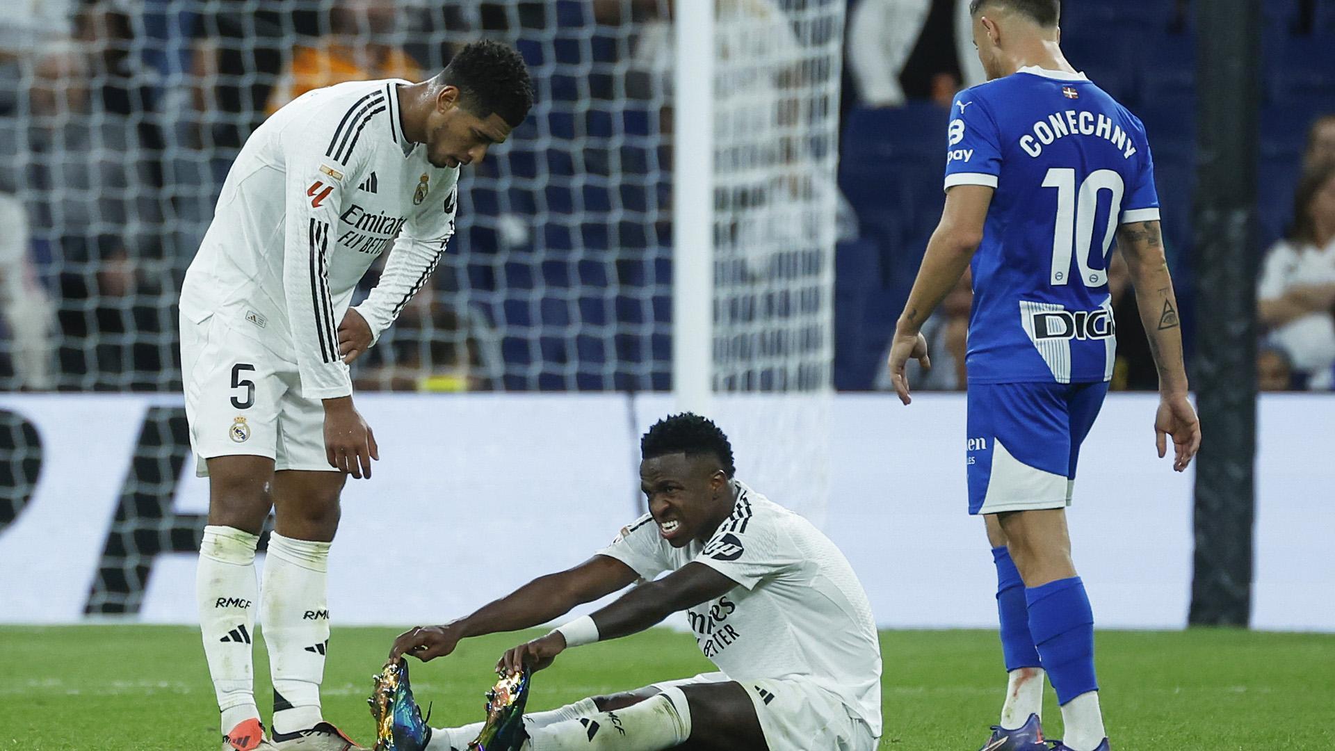 Vinícius estira antes de ser sustituido en el tramo final del encuentro