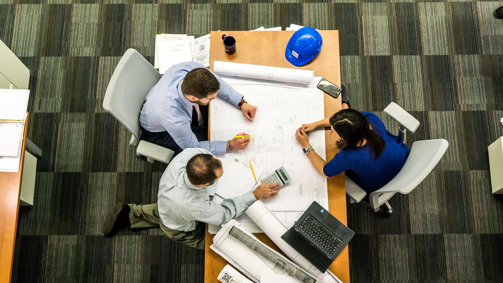 Uno de los trabajos que se oferta es un contrato de prácticas para un arquitecto técnico en Pamplona