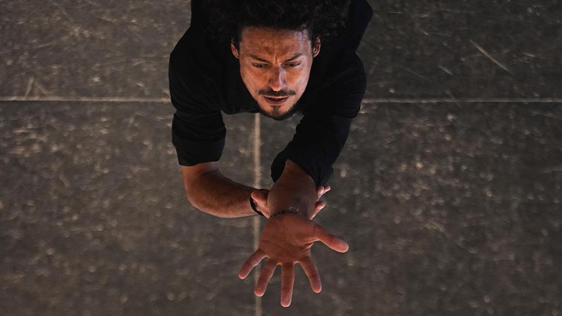 Jesús Carmona, danza en el MUN con su obra 'Súper viviente'.