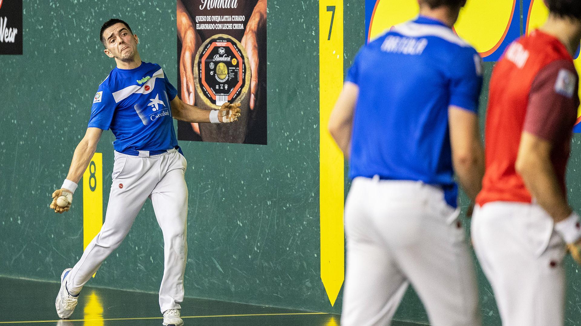 Salaverri golpea con la derecha en el partido de este miércoles, 25 de septiembre
