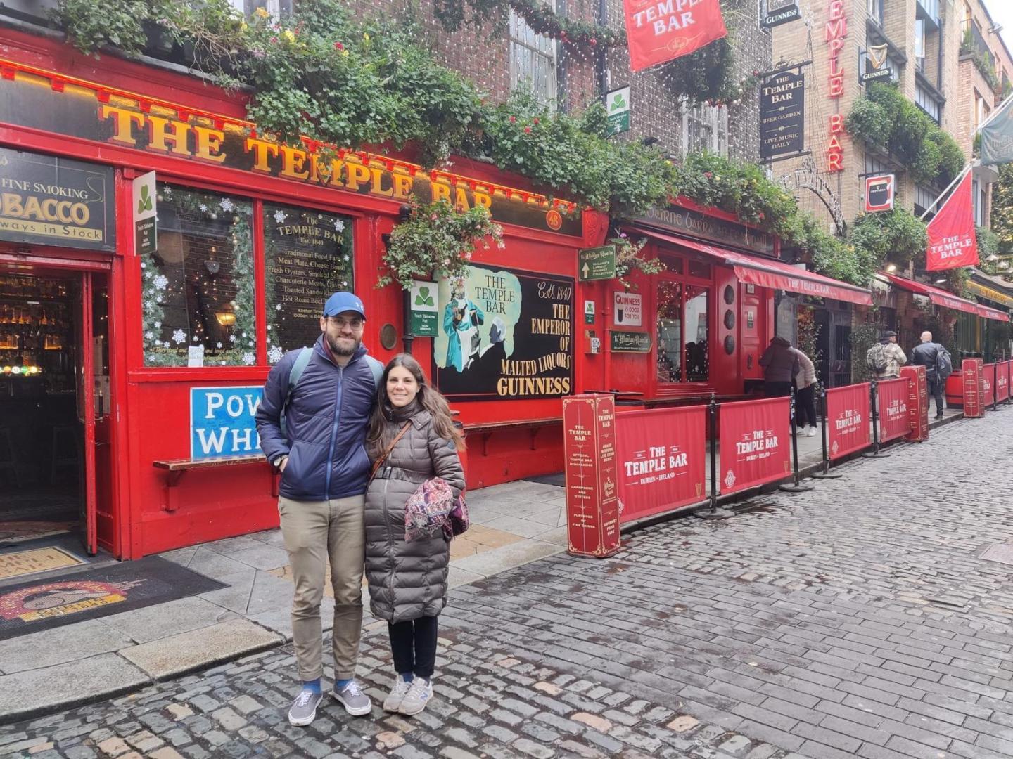 La pareja, con The Temple Bar de fondo, uno de los pub más famosos de Dublin