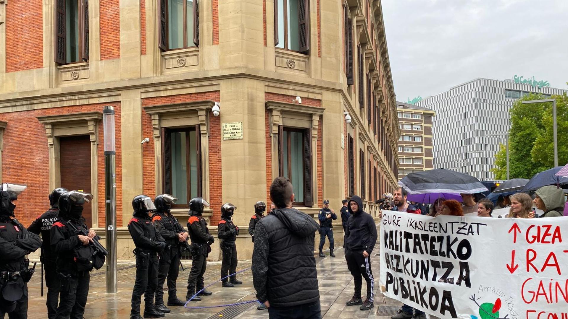 La policía, frente a la puerta del Parlamento, donde se ha concentrado la manifestación por la educación pública