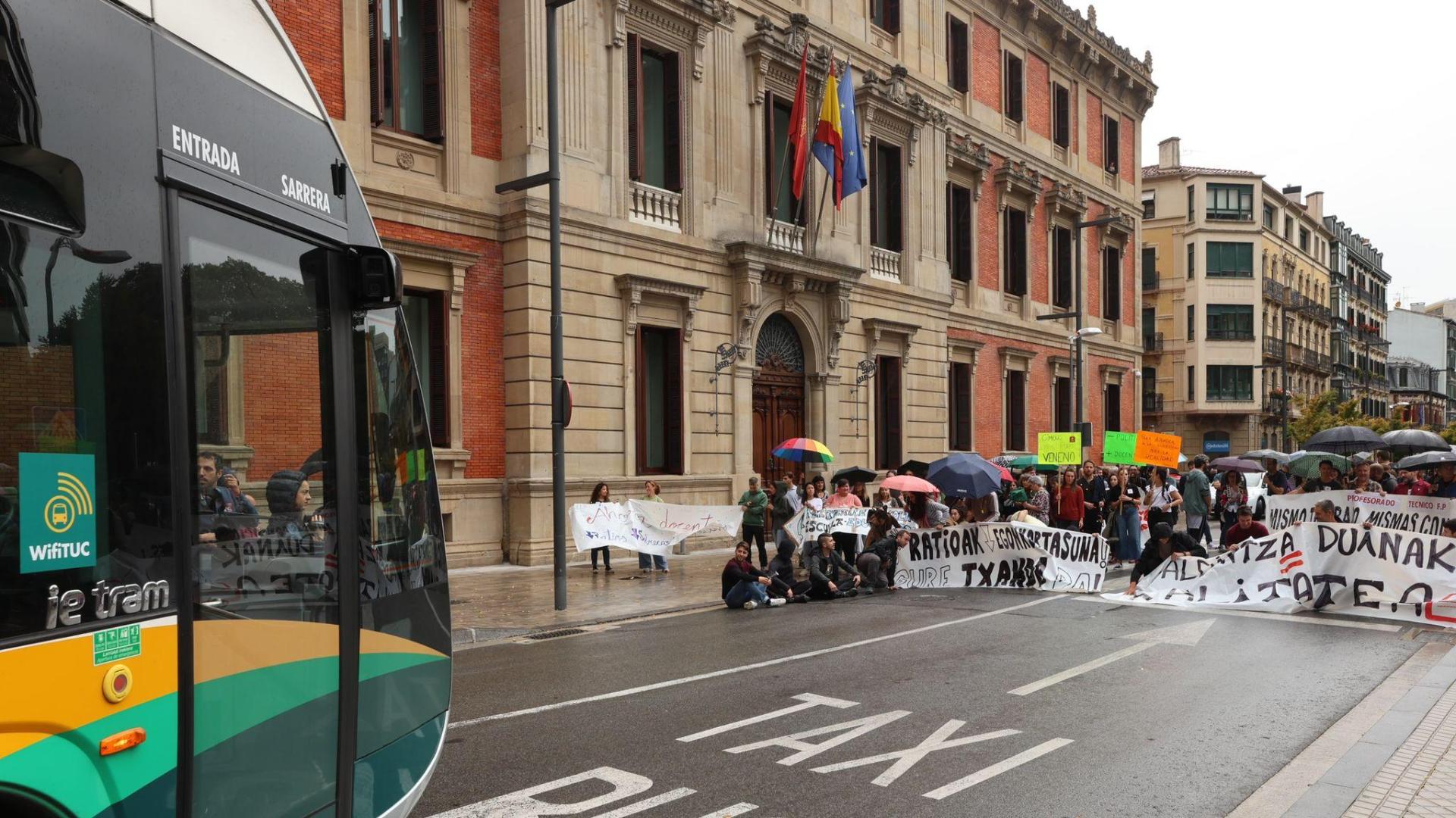 La concentración impide el paso de una villavesa en la carretera junto al Parlamento de Navarra