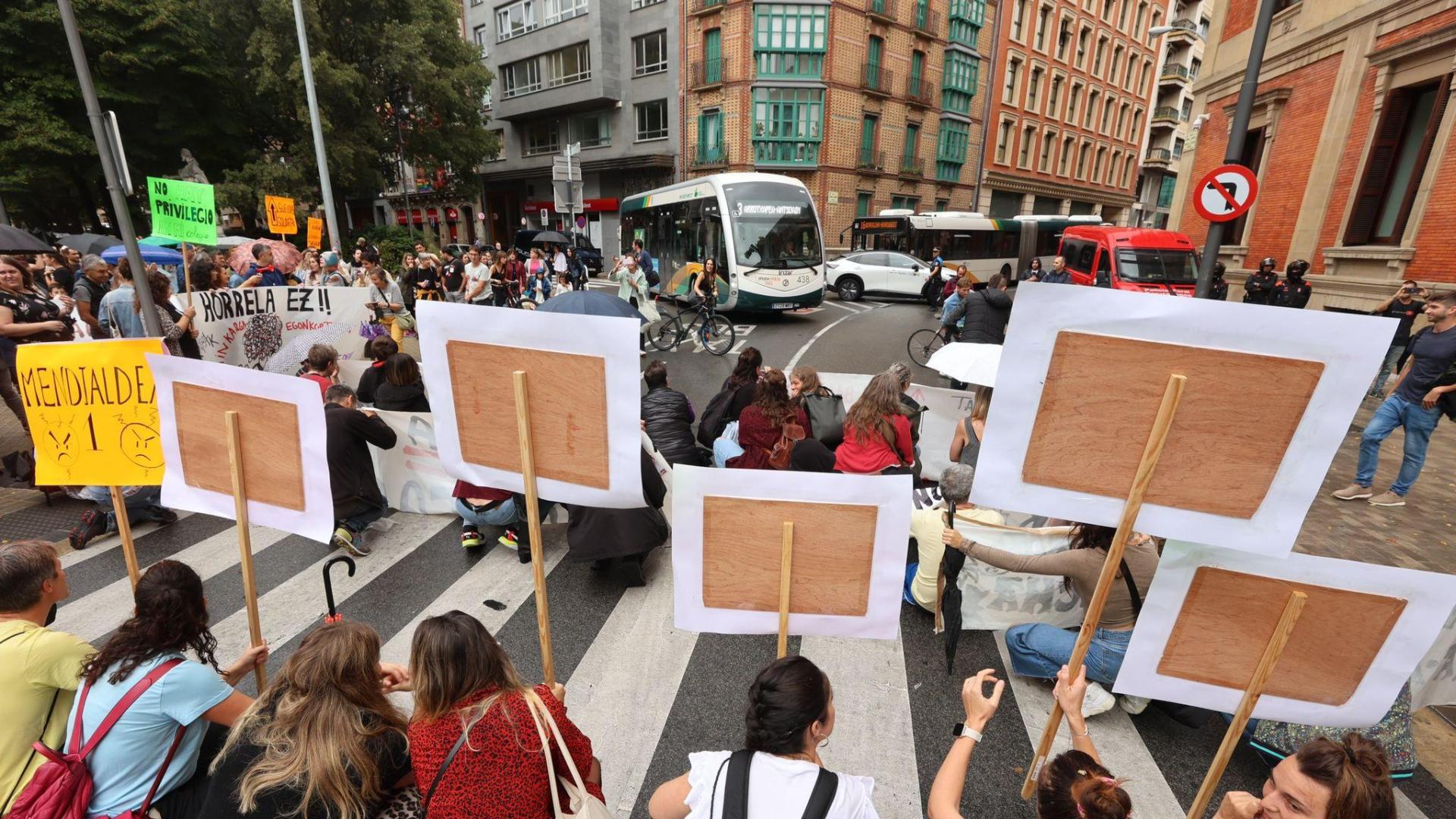 Los manifestantes, frente al Parlamento de Navarra
