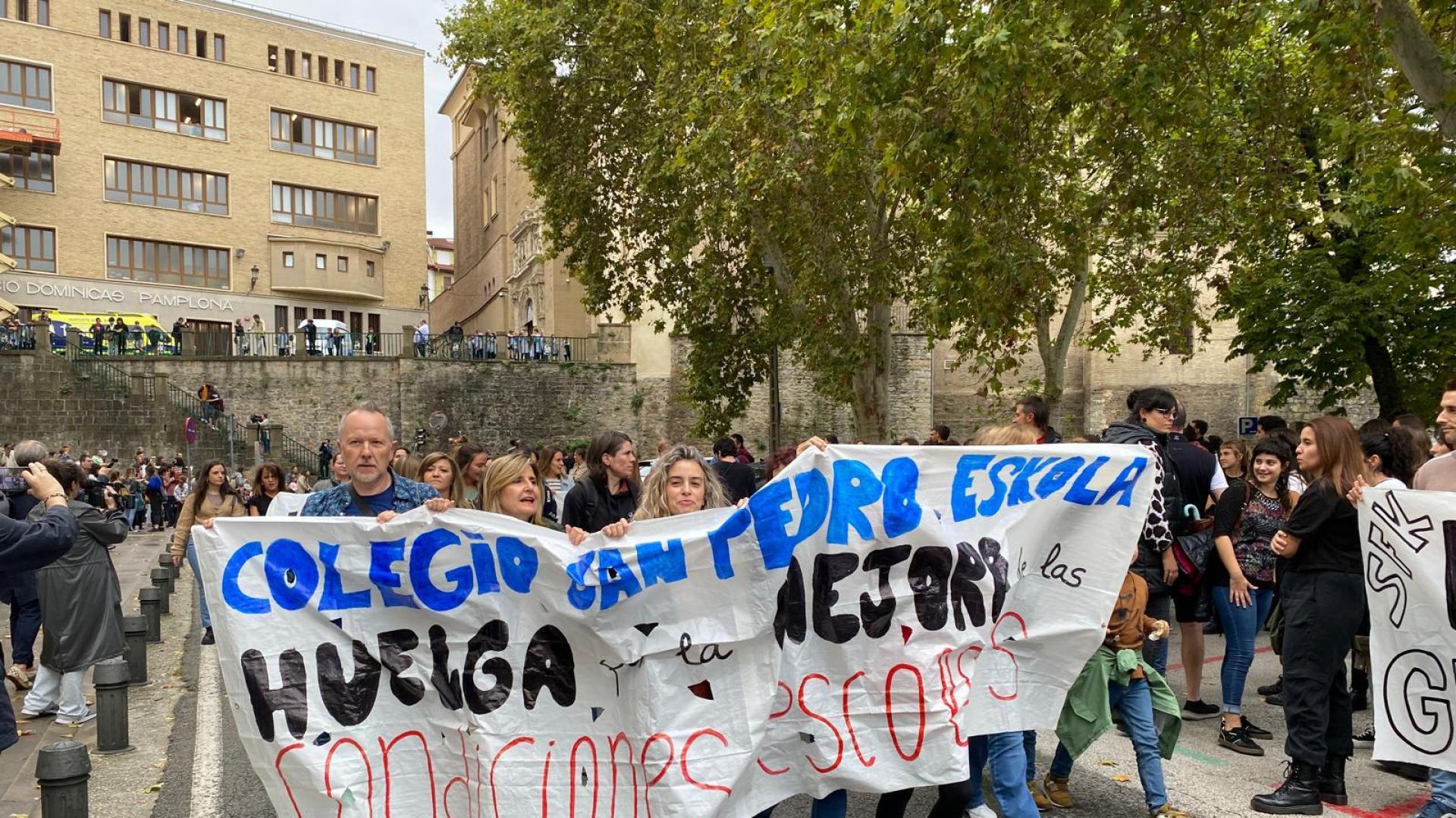 Pancartas de la manifestación, frente a la sede de Educación
