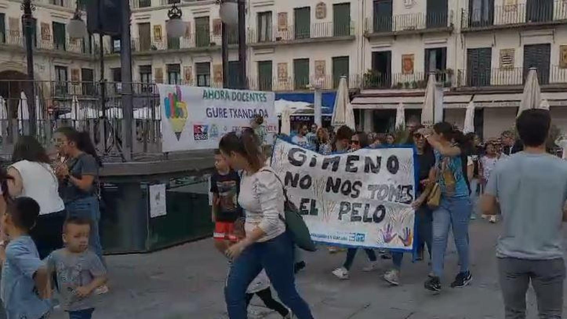 Vídeo de la concentración de profesores en Tudela, que ha terminado con algunos de los presentes bailando la Revoltosa alrededor del kiosco de la plaza de los Fueros
