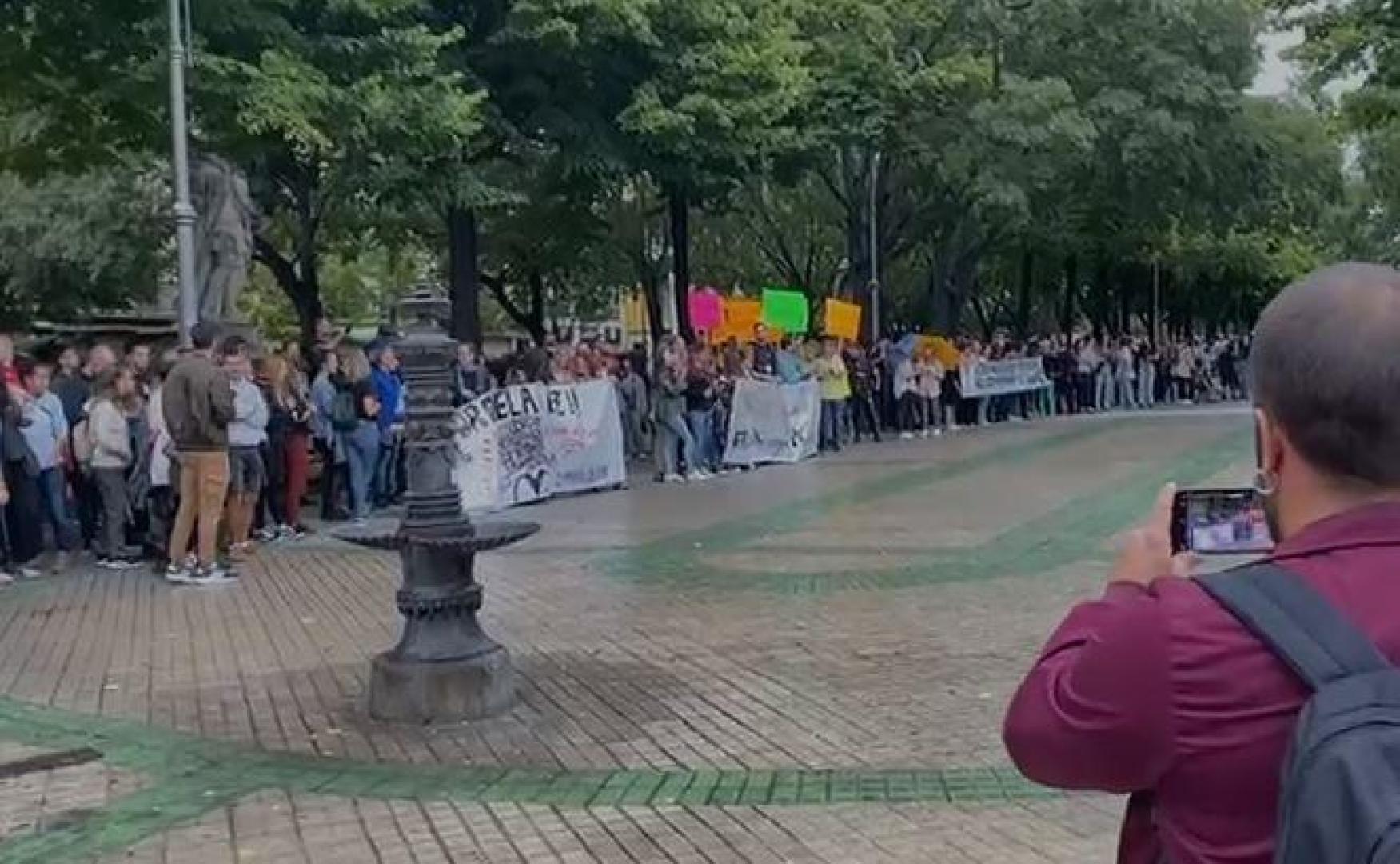 Vídeo: los manifestantes se concentran en el paseo Sarasate, frente al Parlamento