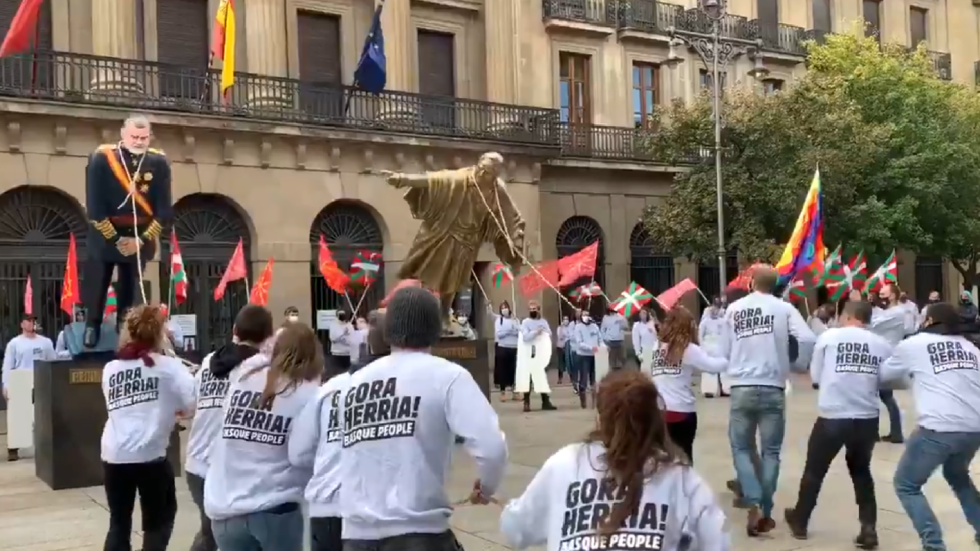 Sortu derribó en Pamplona dos estatuas emulando al Rey Felipe y a Cristóbal Colón el 12 de octubre de 2020