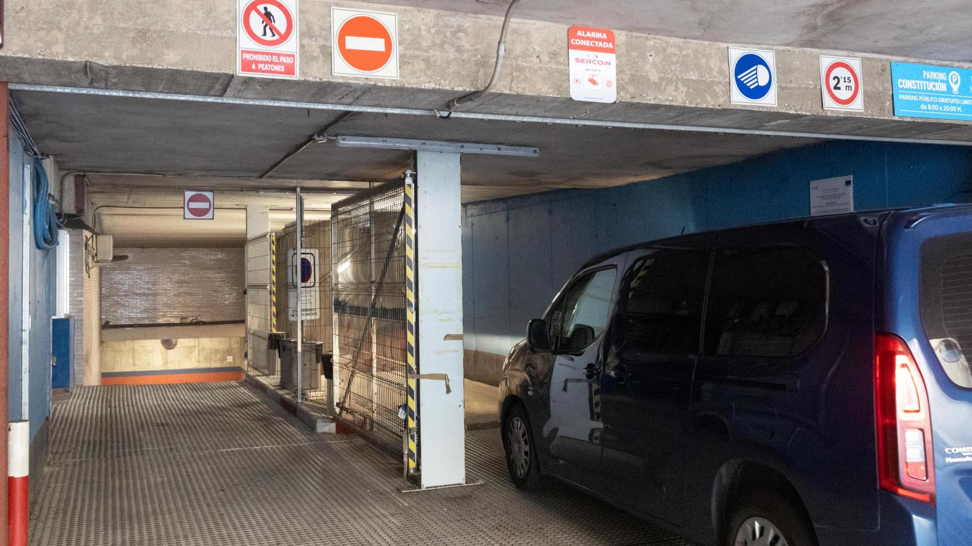 Un vehículo accede al parking de la Constitución de Tudela