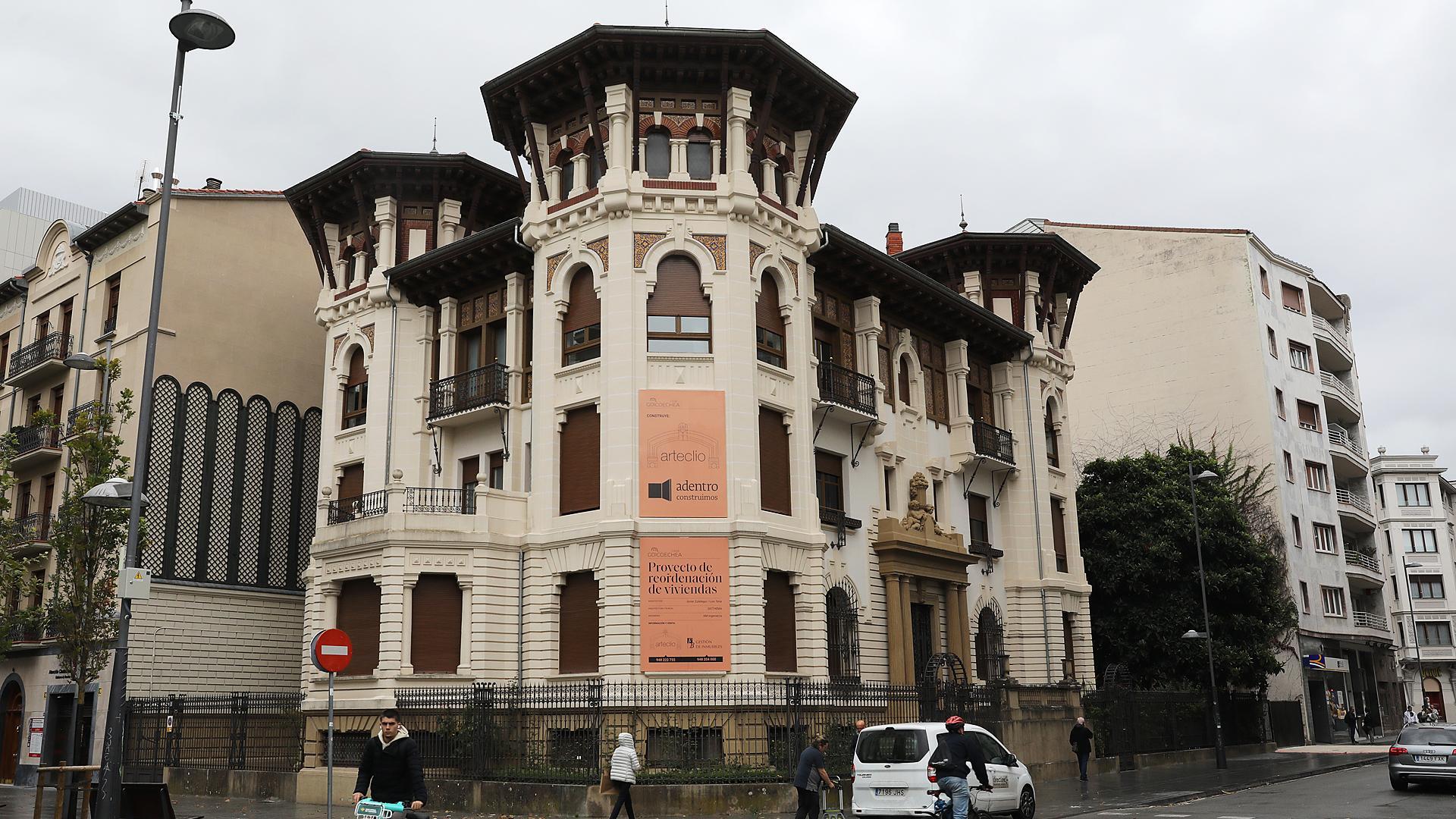 Casa Goicoechea, en la confluencia entre la avenida de Roncesvalles y la calle Francisco Bergamín