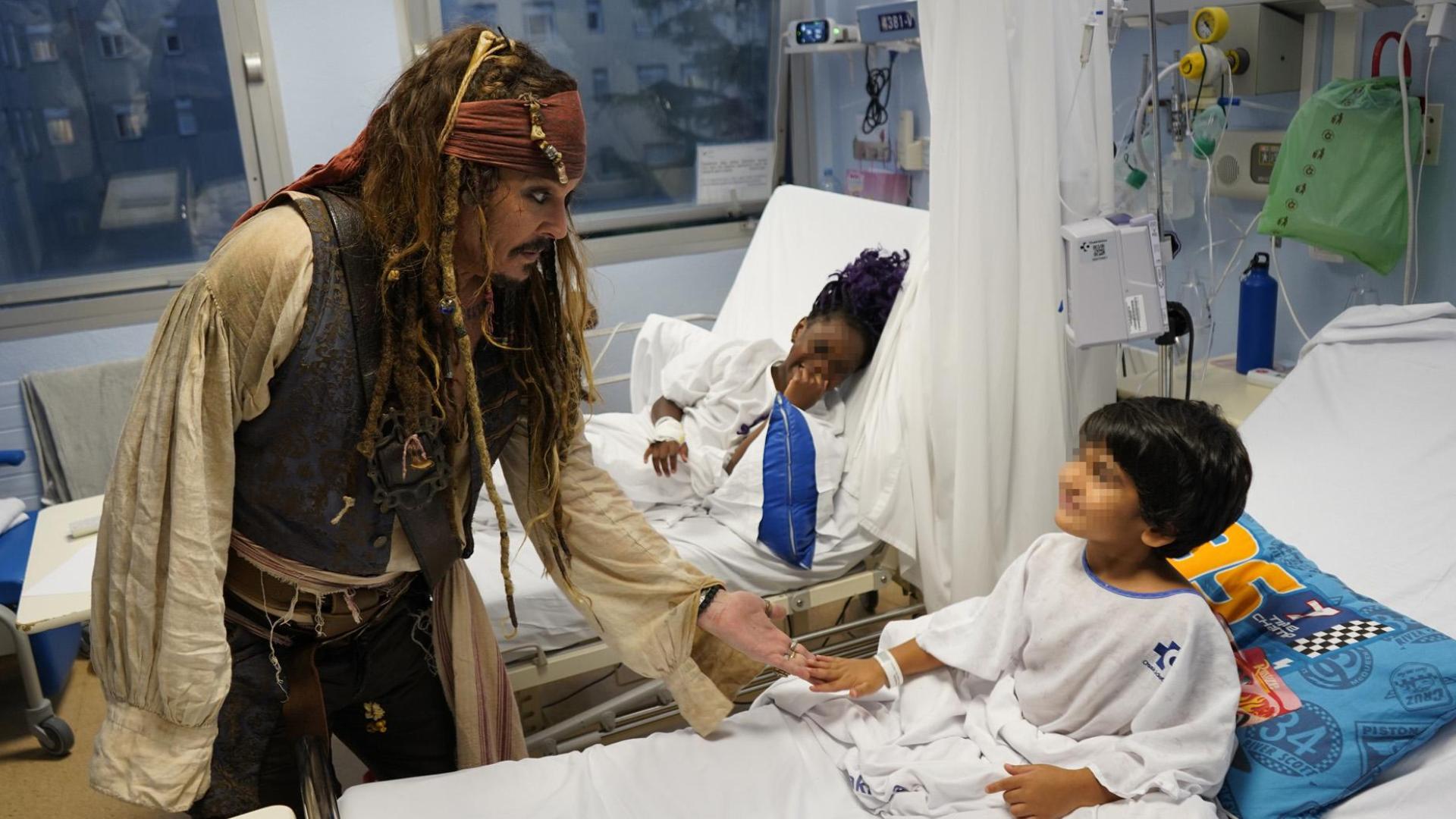 El capitán Jack Sparrow, encarnado por el actor Johnny Depp, ha visitado este jueves a los niños y las niñas ingresadas en el Hospital Universitario Donostia