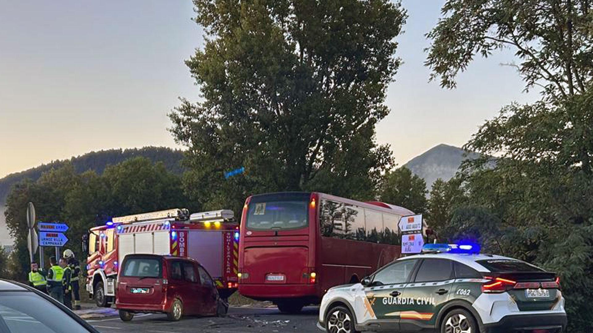 Efectivos de bomberos y agentes de la Guardia Civil, en el lugar del accidente