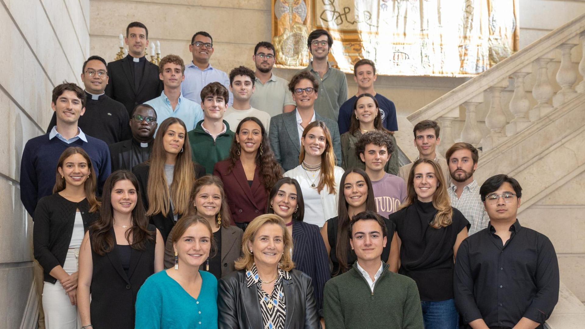 Los nuevos delegados, junto a la vicerrectora de Estudiantes, Rosalía Baena, y los representantes de todas las facultades