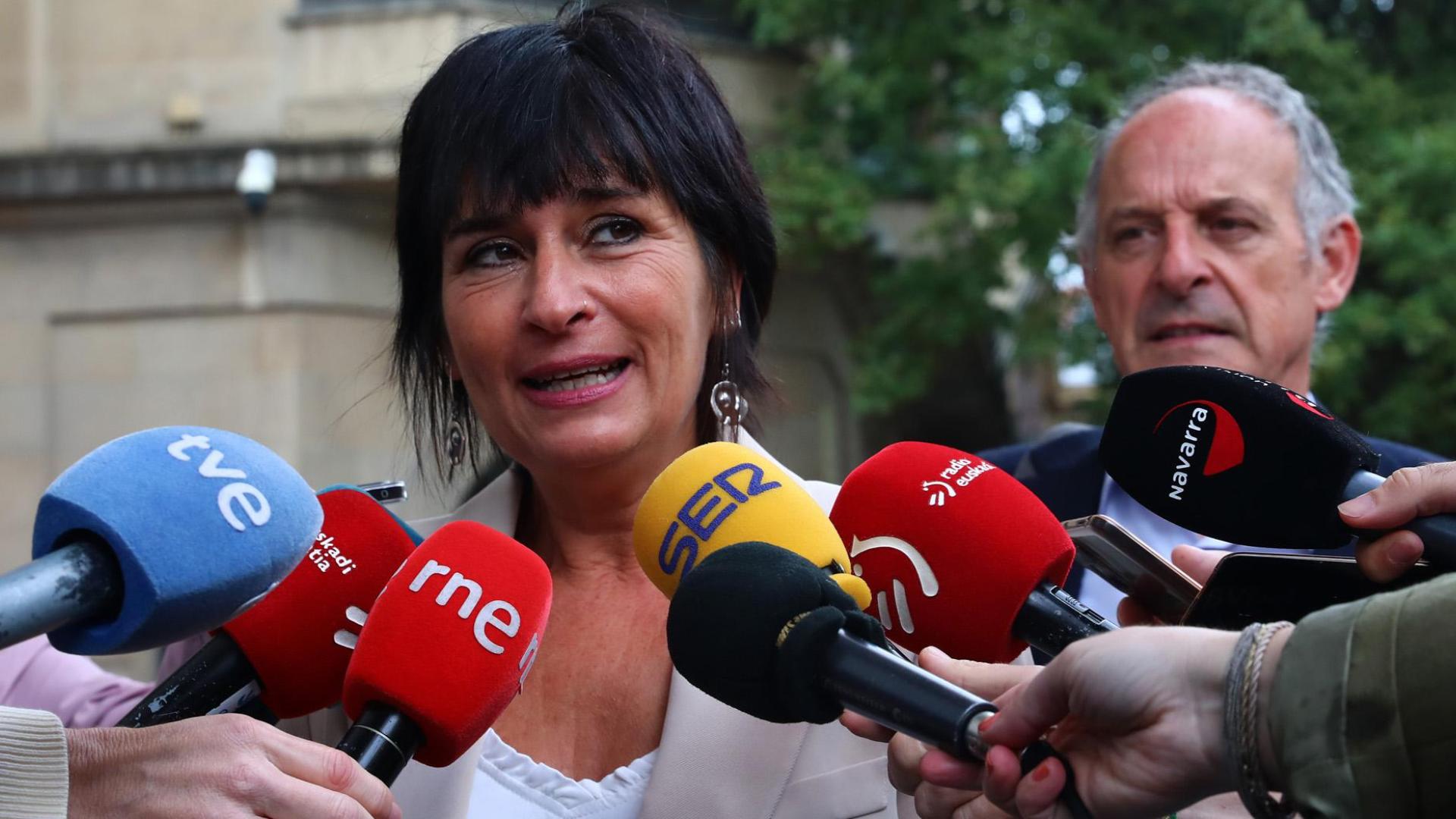 Laura Aznal y Adolfo Araiz (EH Bildu), este viernes tras reunirse con los vicepresidentes del Gobierno de Navarra, Félix Taberna, Ana Ollo y Begoña Alfaro, junto con el consejero de Economía y Hacienda, José Luis Arasti