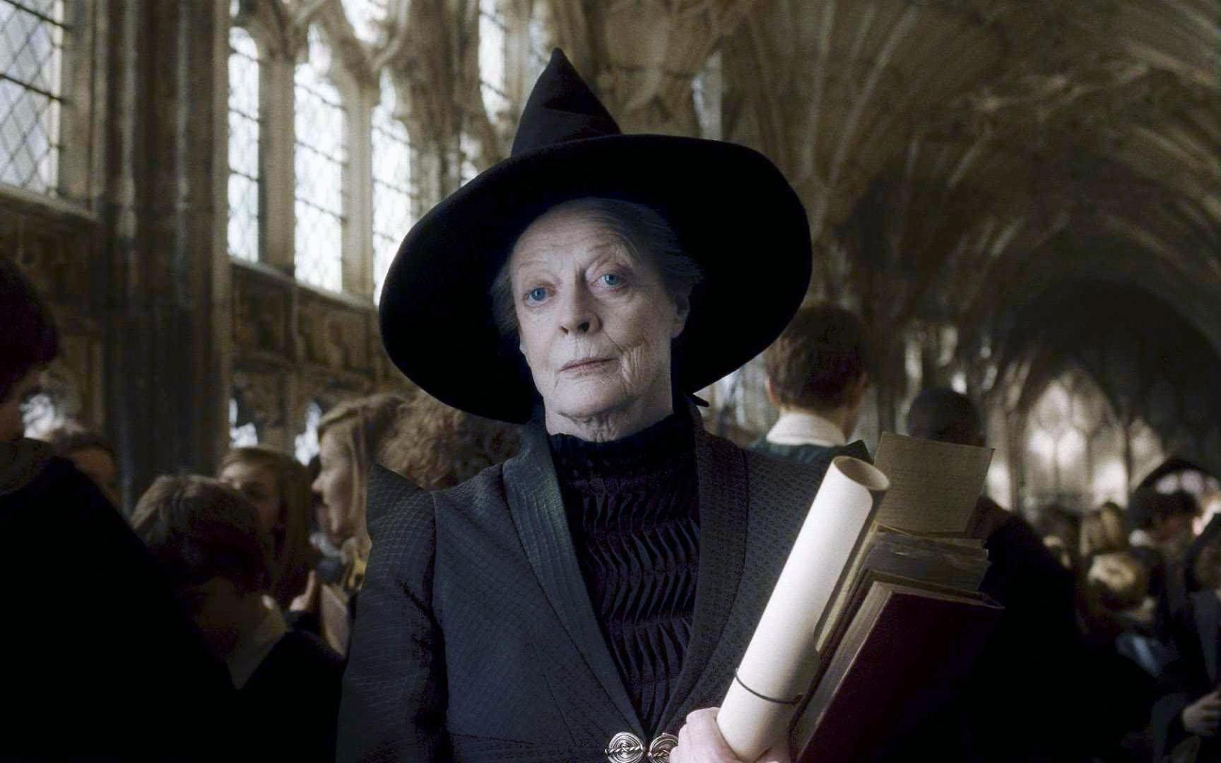 La actriz Maggie Smith, como la popular profesora Minerva McGonagall, en la saga de Harry Potter