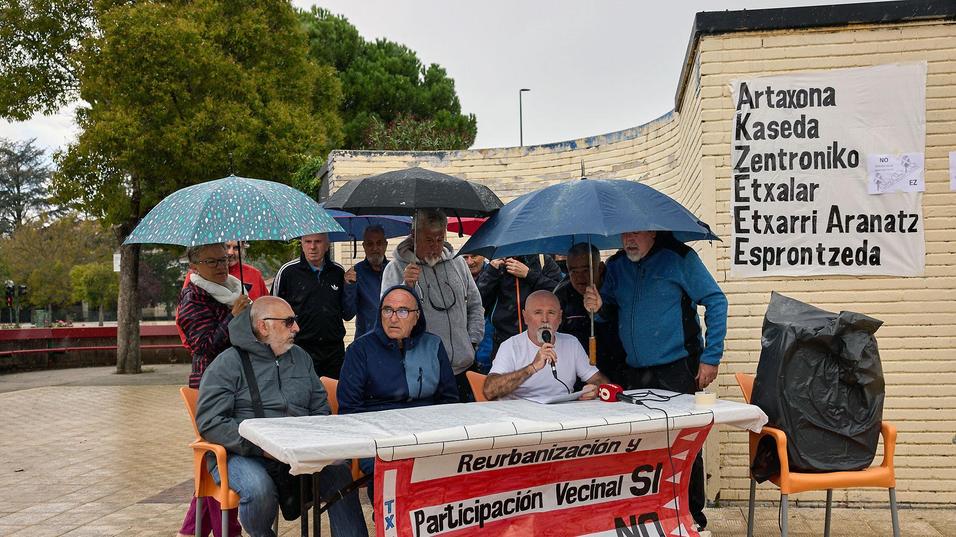 Integrantes de la plataforma 'Vecinos del 60', durante la rueda de prensa