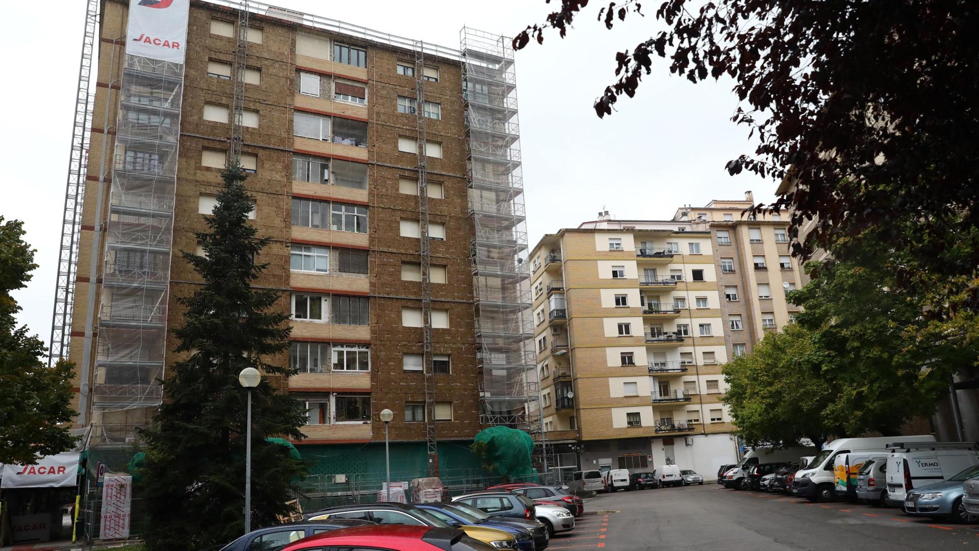 *A: JOSE CARLOS CORDOVILLA
*F: 20-09-2024
*P: 
*L: PAMPLONA 
*T: EDIFICIO EN LA AVENIDA SANCHO EL FUERTE CON AVENIDA BAYONA . EDIFICIOS EN REHABILITACION DE FACHADAS