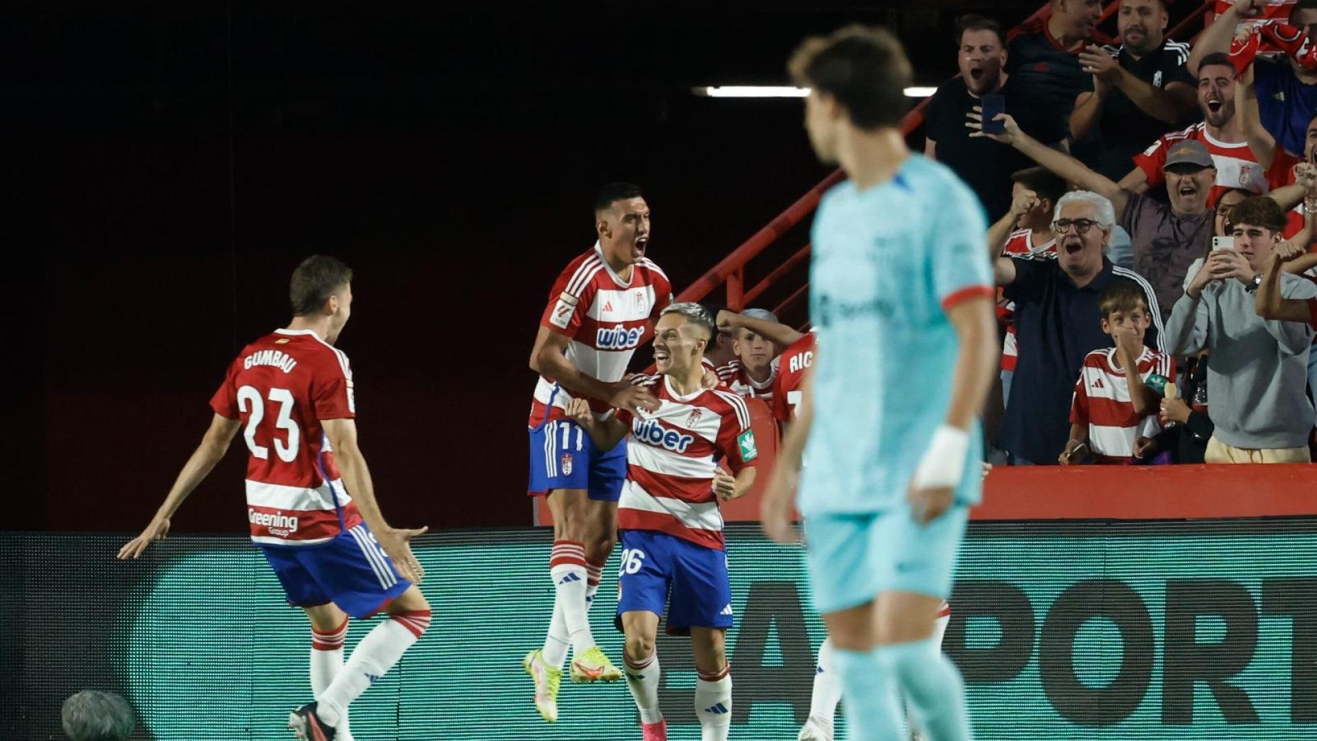 Bryan celebra uno de los goles contra el Barcelona junto a Uzuni y Gumbau. Delante, Joao Félix.	reuters