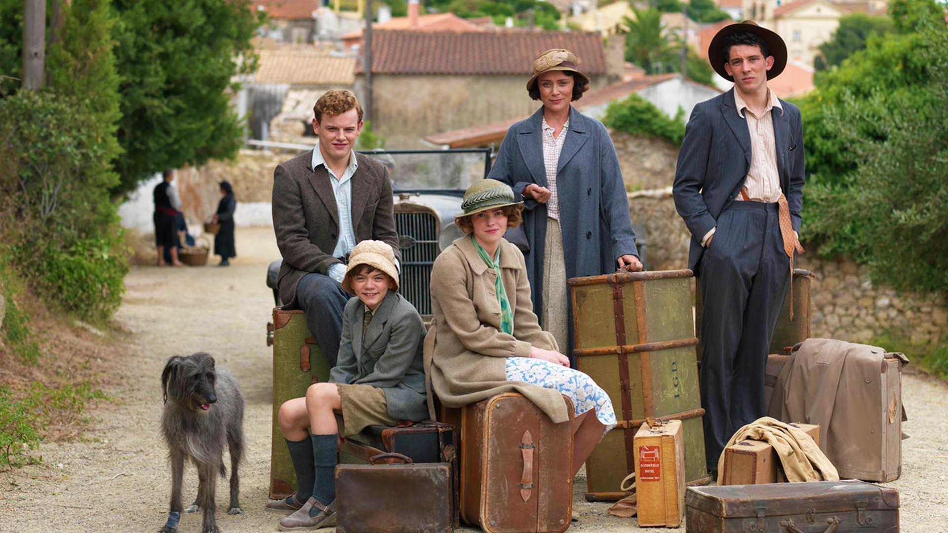Fotografma de la serie de televisión británica 'Los Durrell', que cuenta la historia de una madre viuda y sus cuatro hijos que abandonan Inglaterra para comenzar una nueva vida en la isla griega de Corfú en 1935.