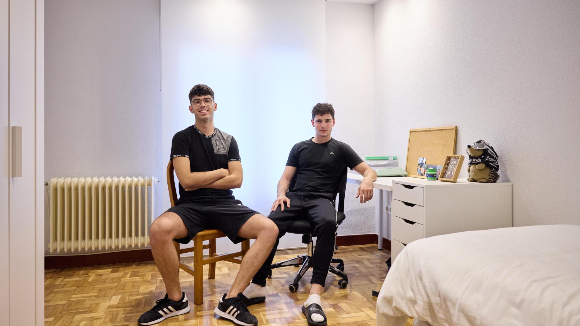 Carlos Ortega y Gonzalo Martínez en una de las habitaciones del piso en el que residen en Pamplona
