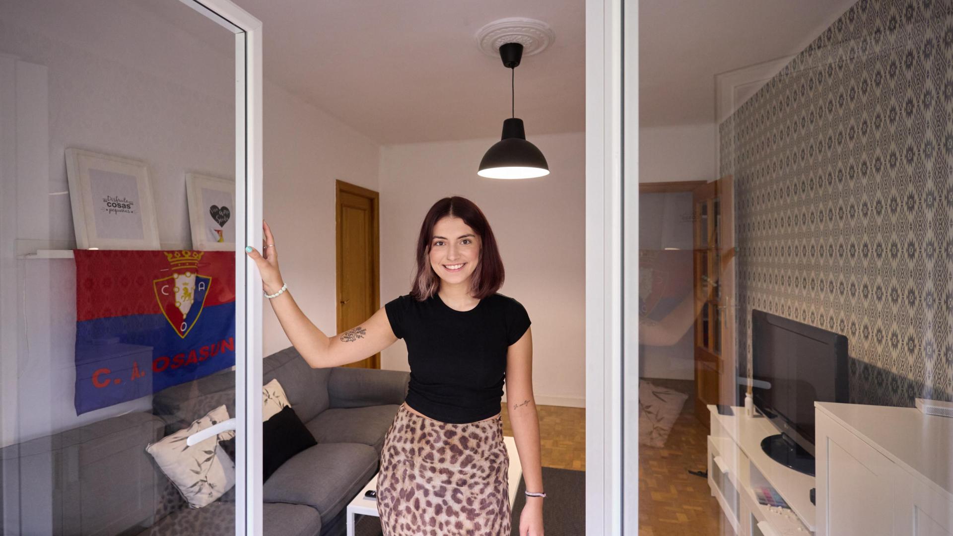 Amaya García Vergara, vecina de Lodosa, en el cuarto de estar del piso en el que vive durante el curso en Pamplona