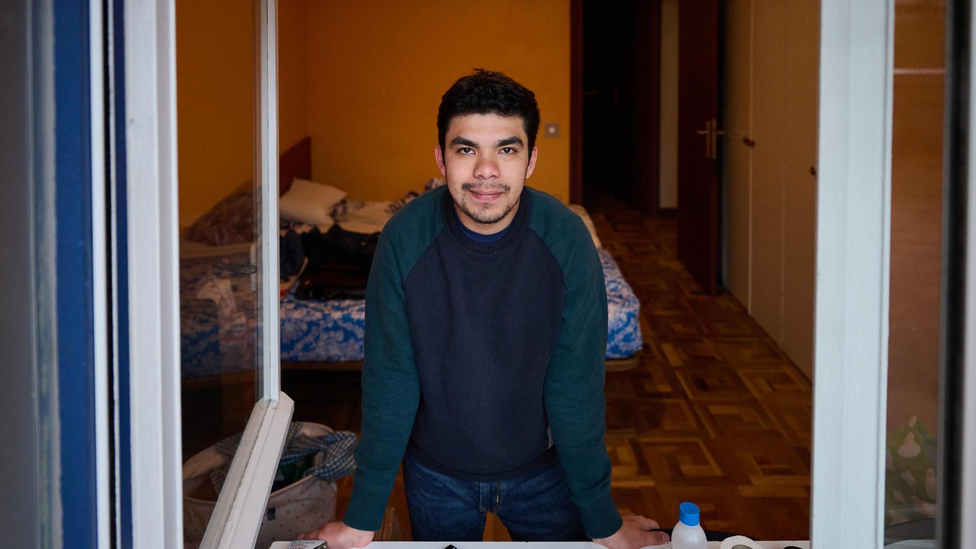 Sebastián Medina, estudiante hondureño, en la ventana de su piso en el barrio de San Juan