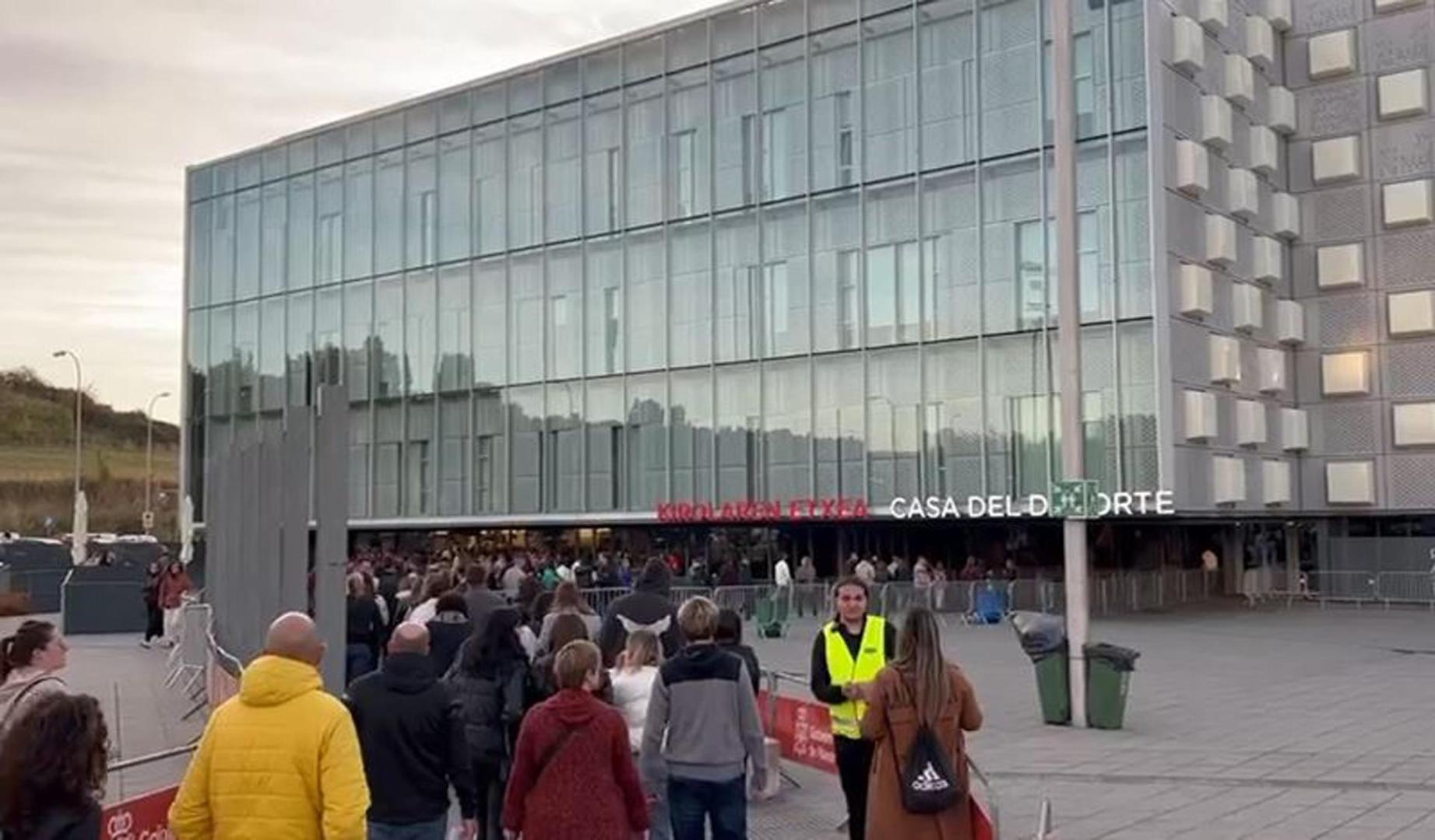 Largas colas para entrar al concierto de Estopa