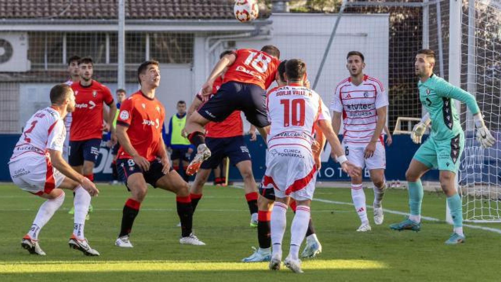 El central Diego Espejo se eleva para rematar de cabeza