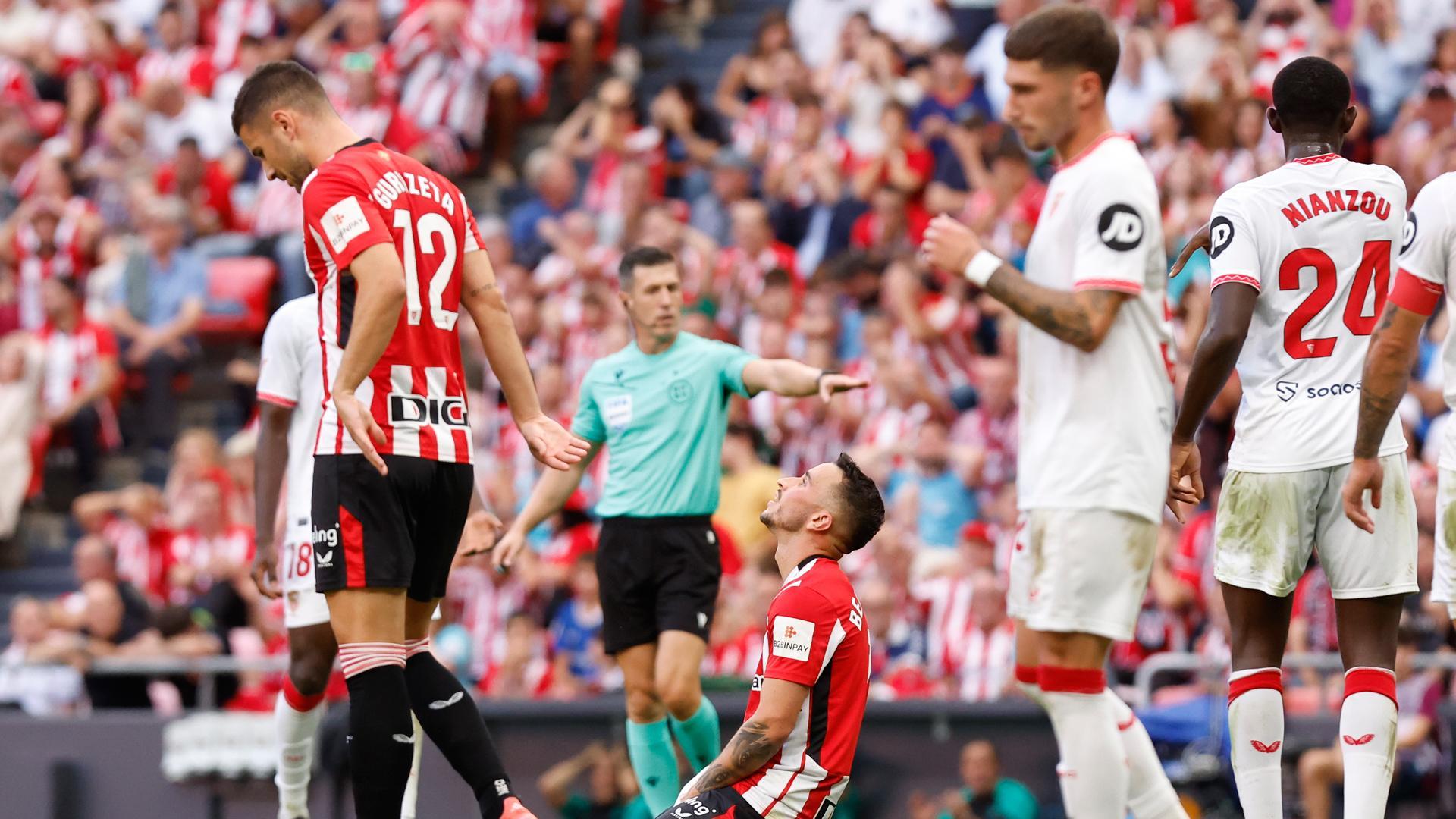El delantero del Athletic de Bilbao Alejandro Berenguer (C) se lamenta durante el partido de LaLiga contra el Sevilla