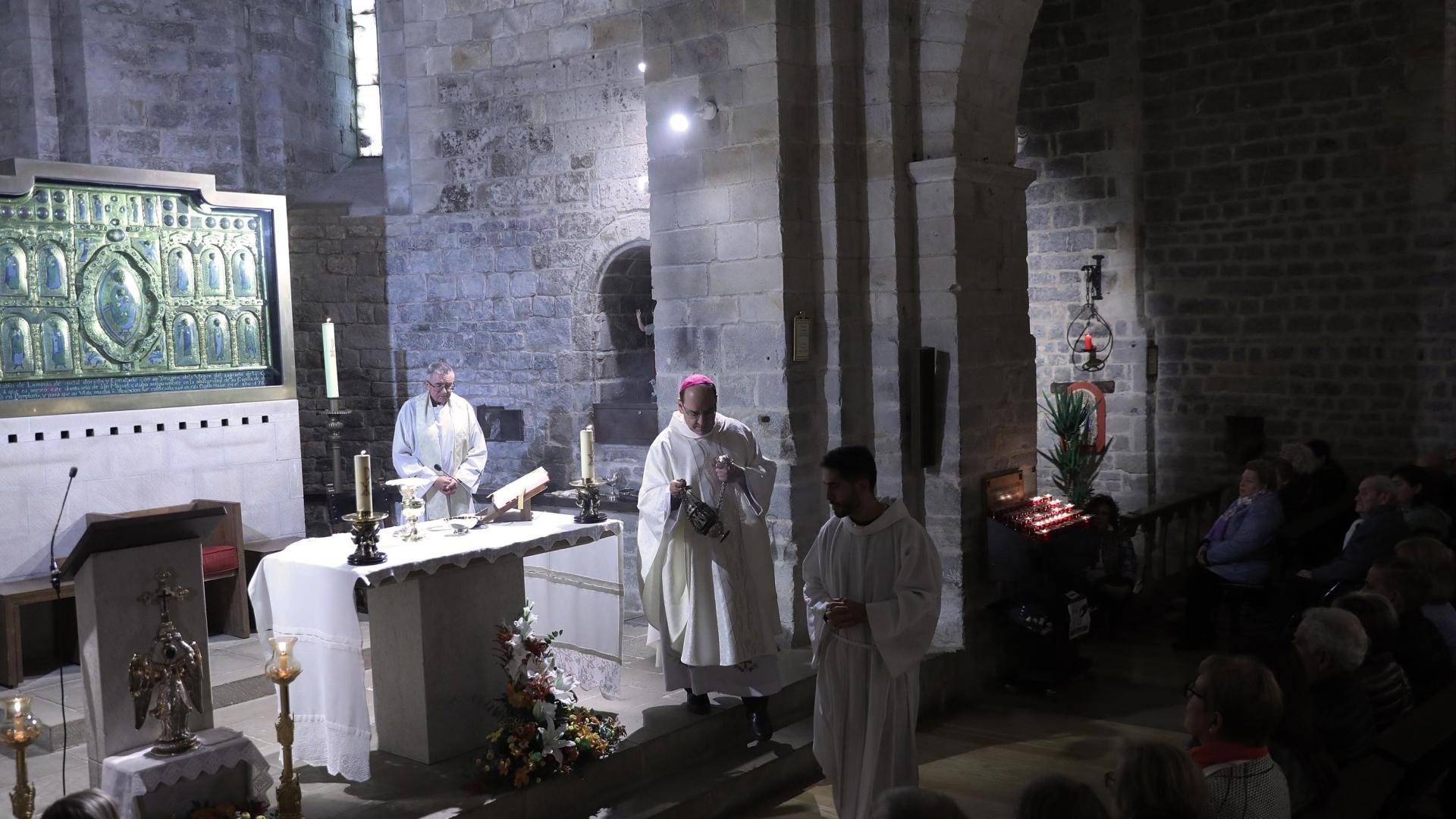 El sacerdote oficia la Misa Mayor en el santuario de San Miguel de Aralar